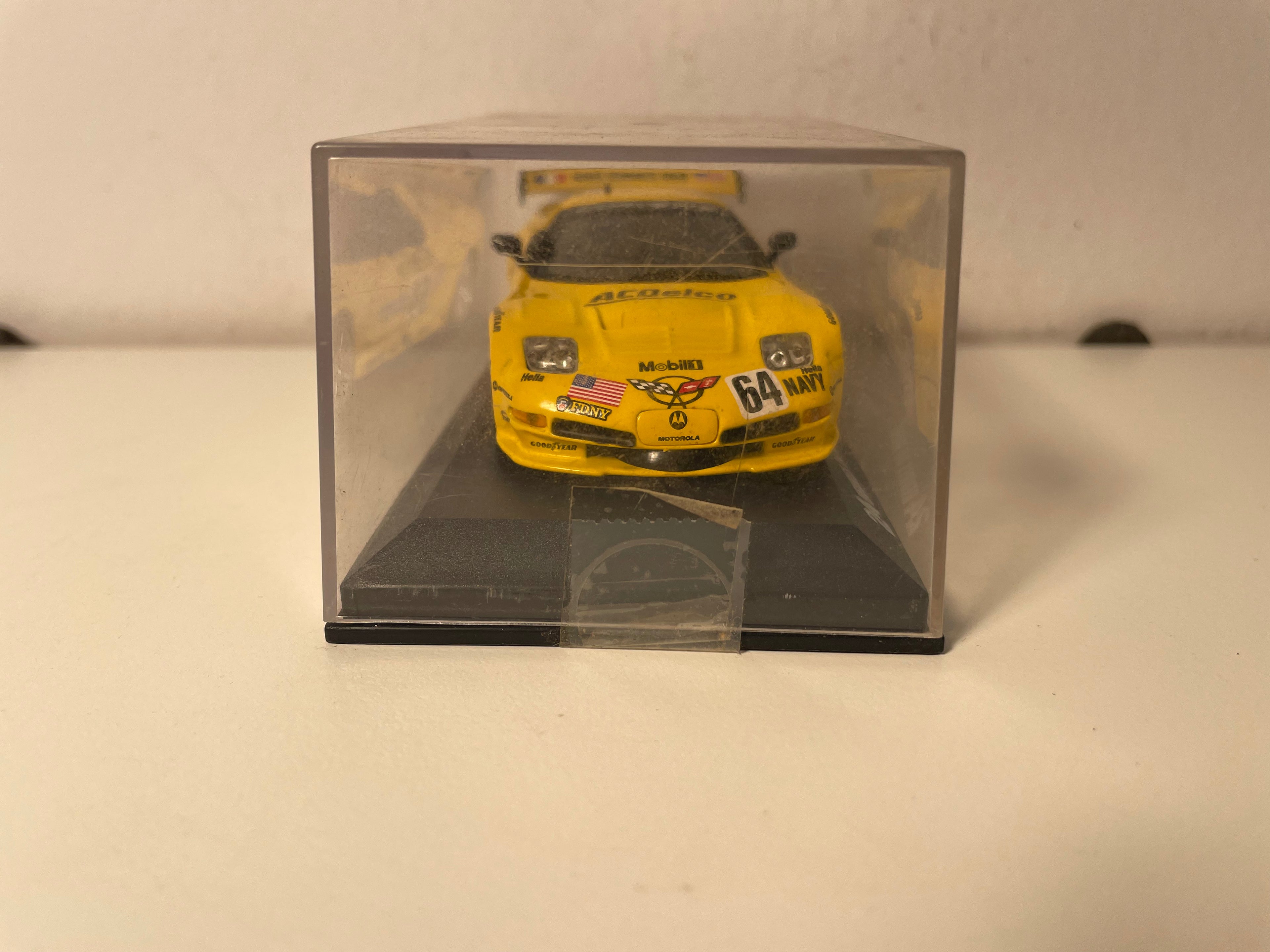 Corvette C5R jaune numéro 64 - 24 heures du Mans de 2002