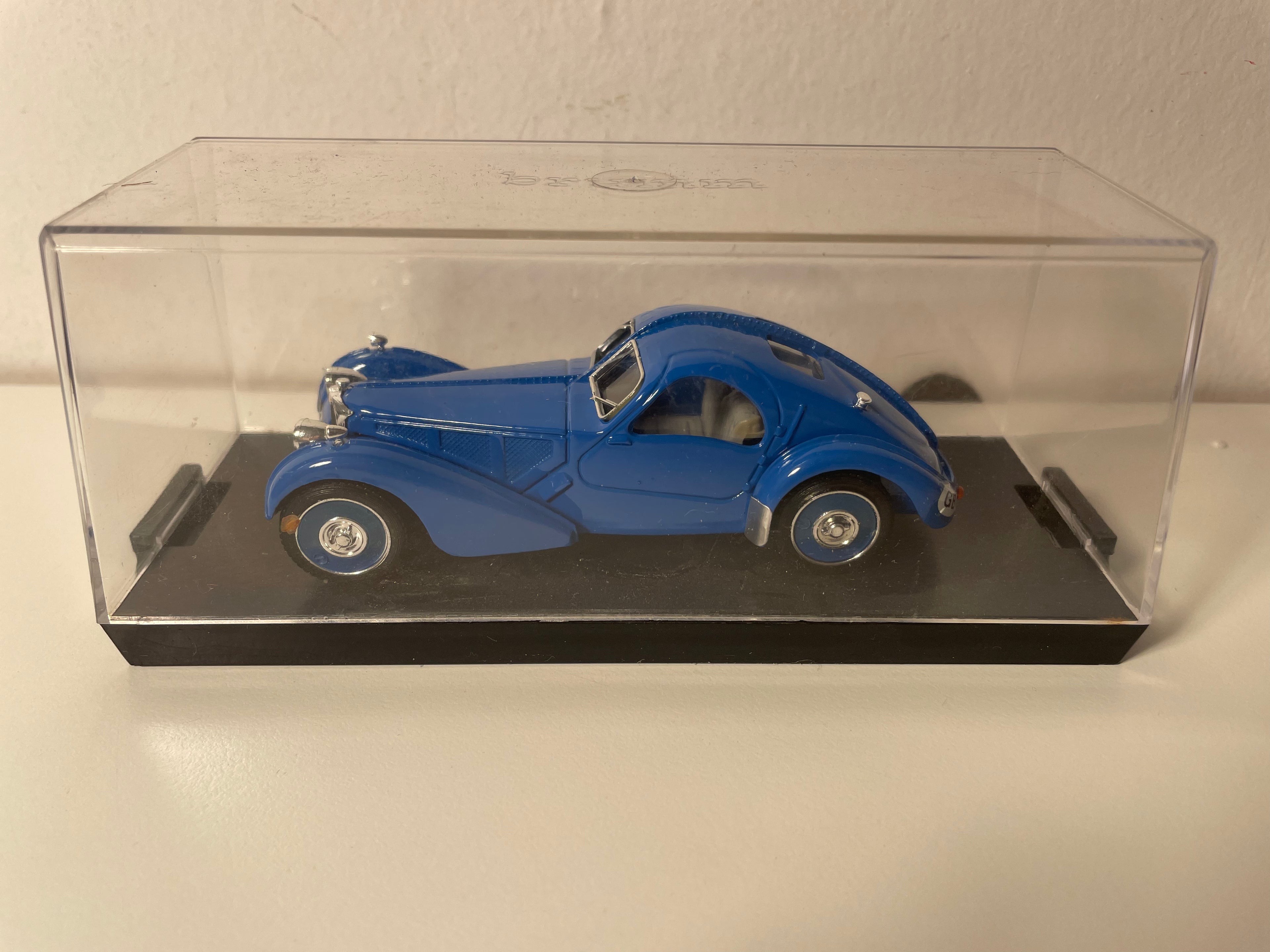 Bugatti 57S coupé blu del 1932/1934 (BRUMM)