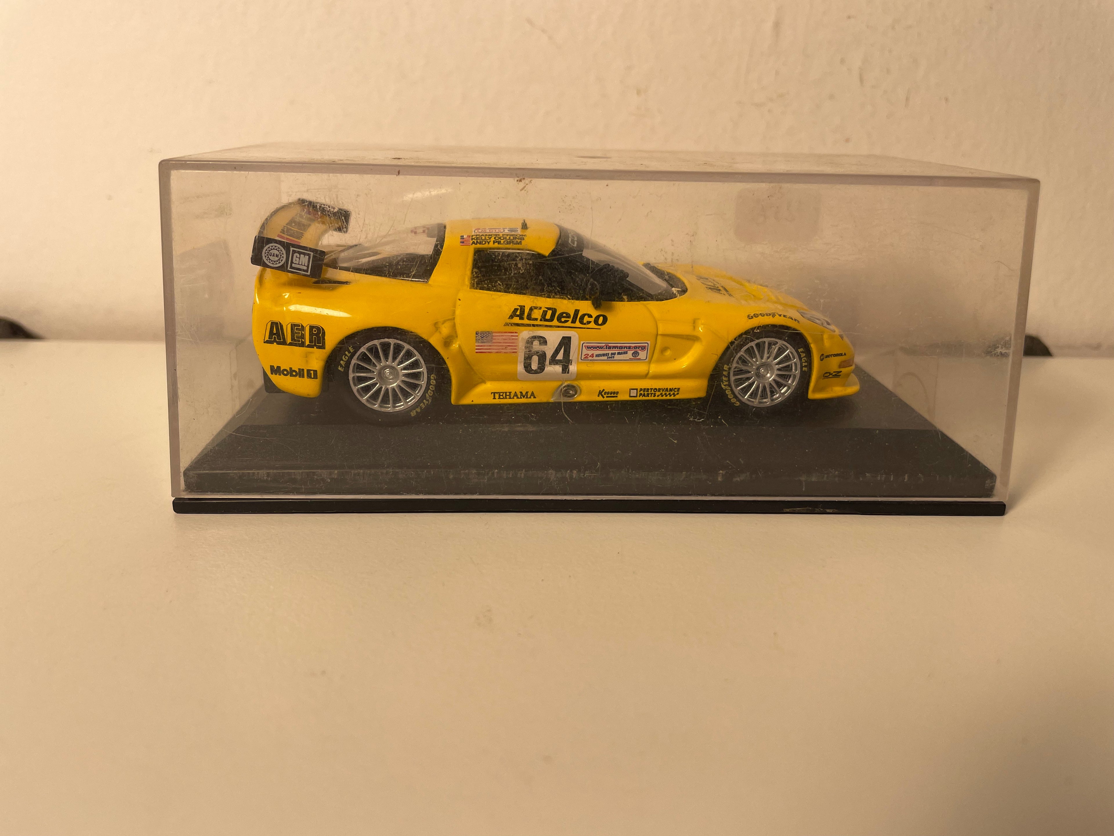 Corvette C5R jaune numéro 64 - 24 heures du Mans de 2002