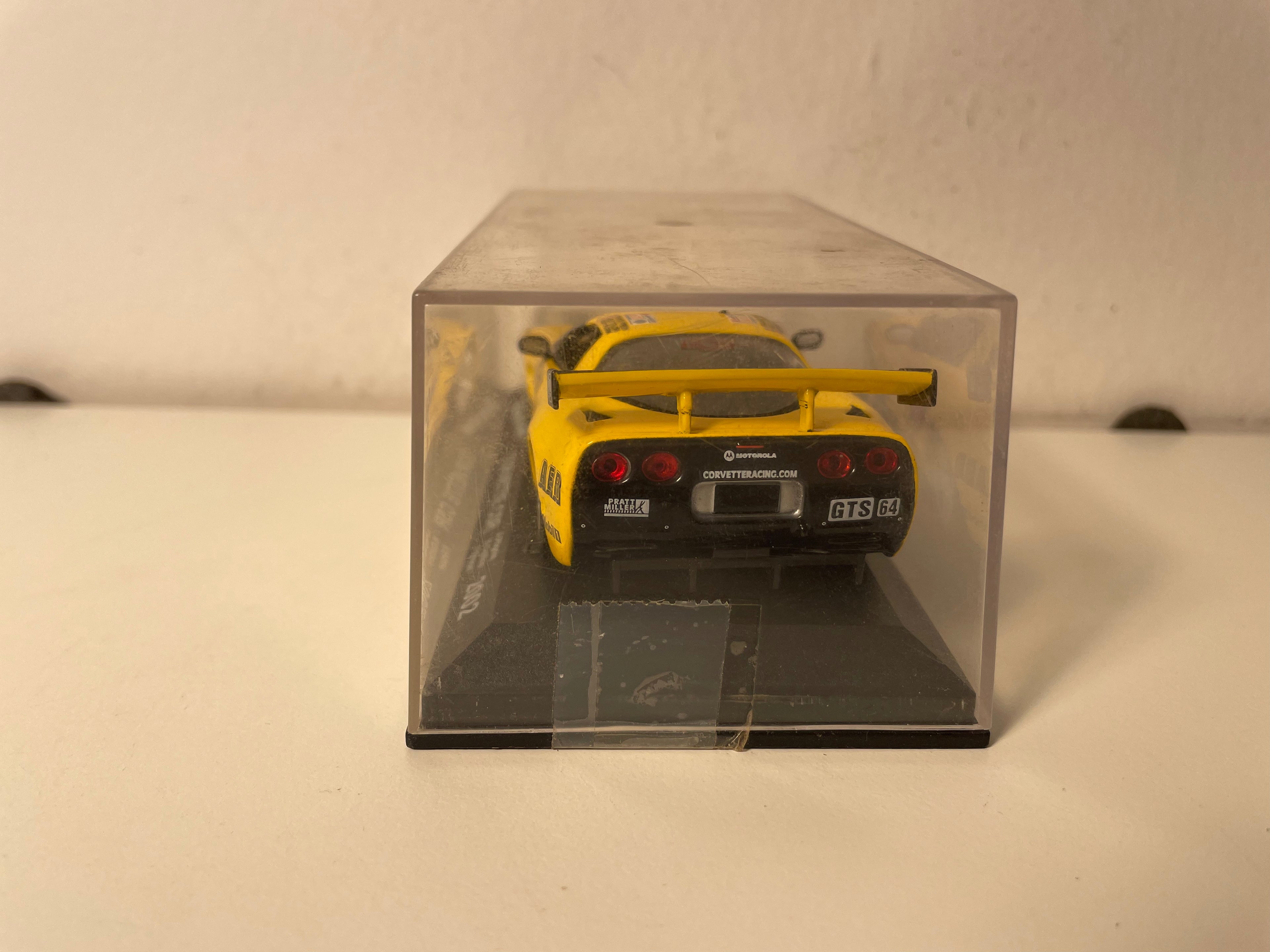 Corvette C5R jaune numéro 64 - 24 heures du Mans de 2002