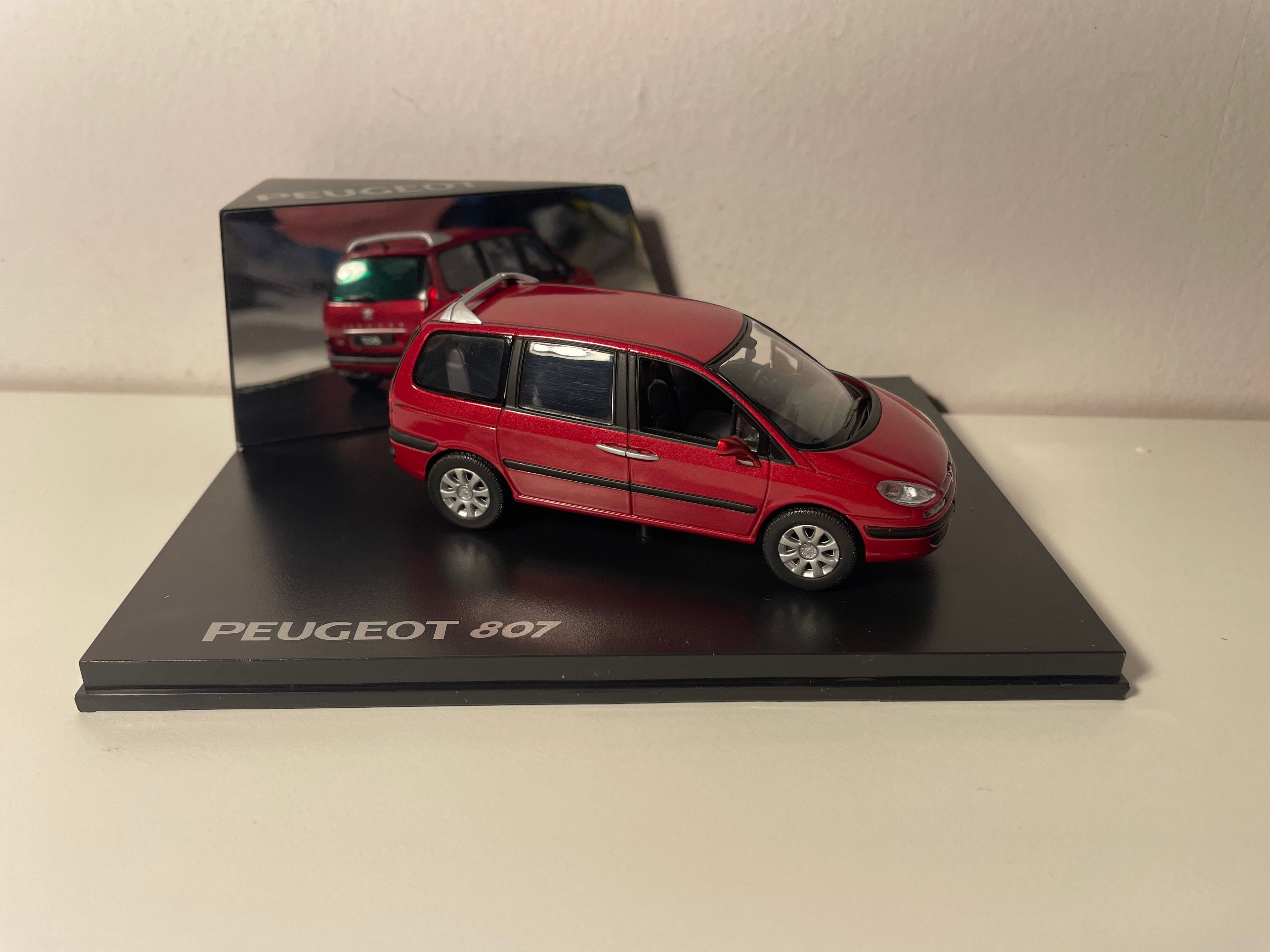 Peugeot 807 burdeos - NOREV (caja rectangular)