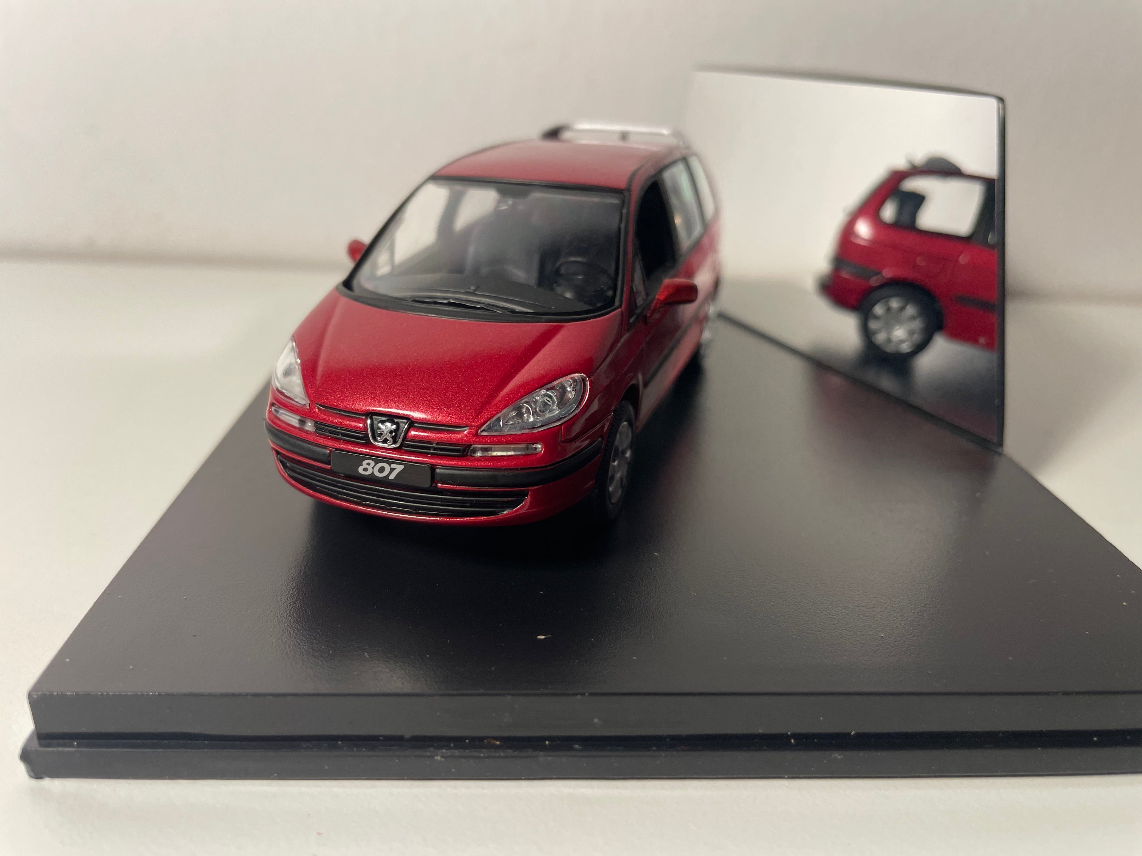 Peugeot 807 burdeos - NOREV (caja rectangular)