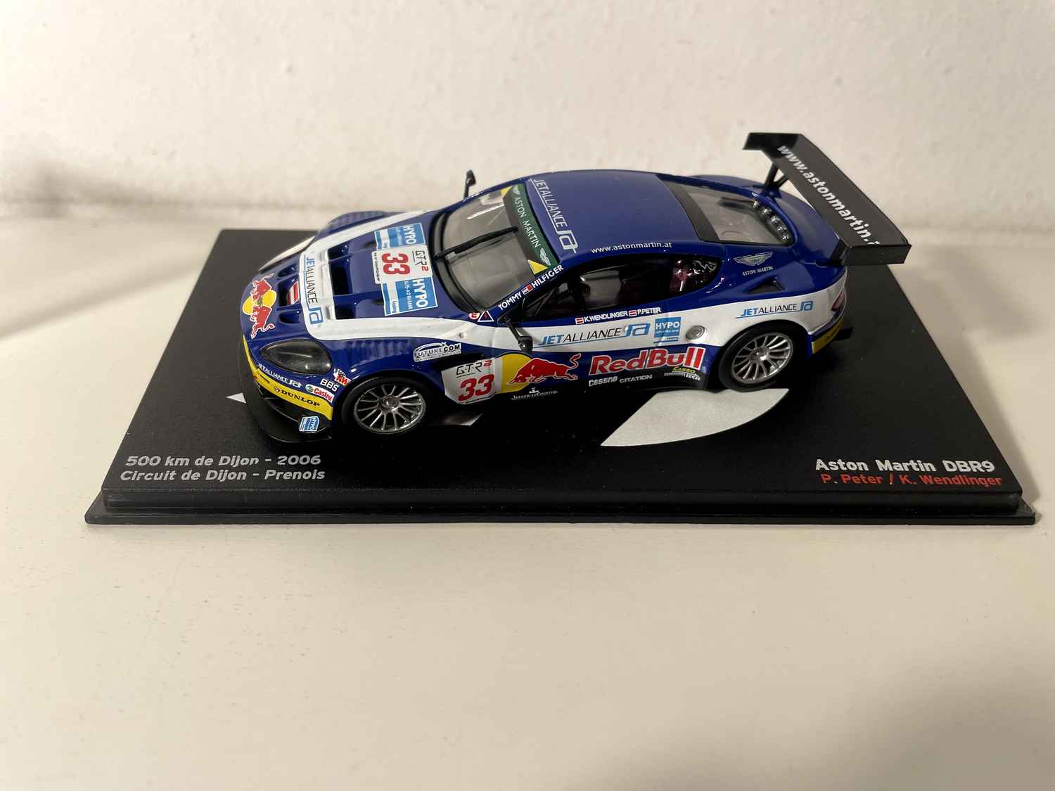 Aston Martin DBR9 bleue et blanche numéro 33 - 500 kms de Dijon de 2006
