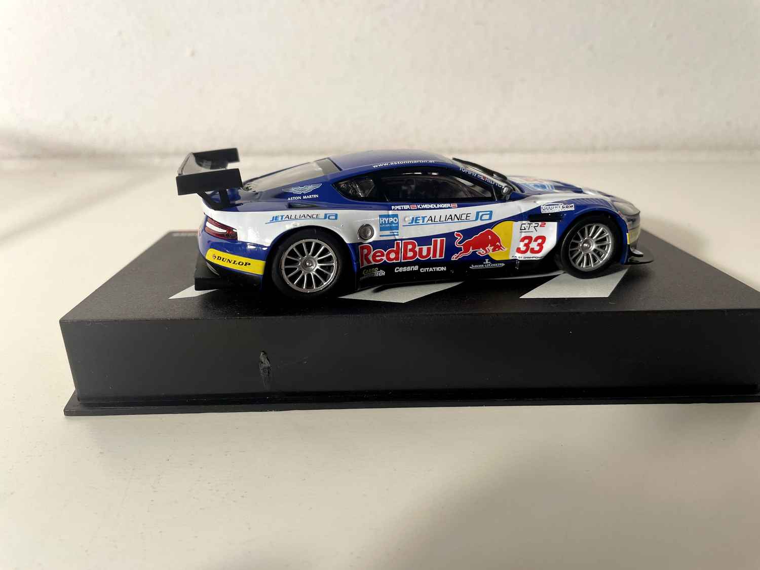 Aston Martin DBR9 bleue et blanche numéro 33 - 500 kms de Dijon de 2006