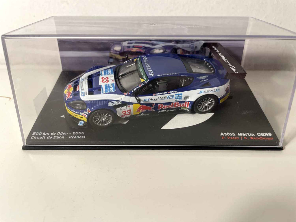 Aston Martin DBR9 bleue et blanche numéro 33 - 500 kms de Dijon de 2006