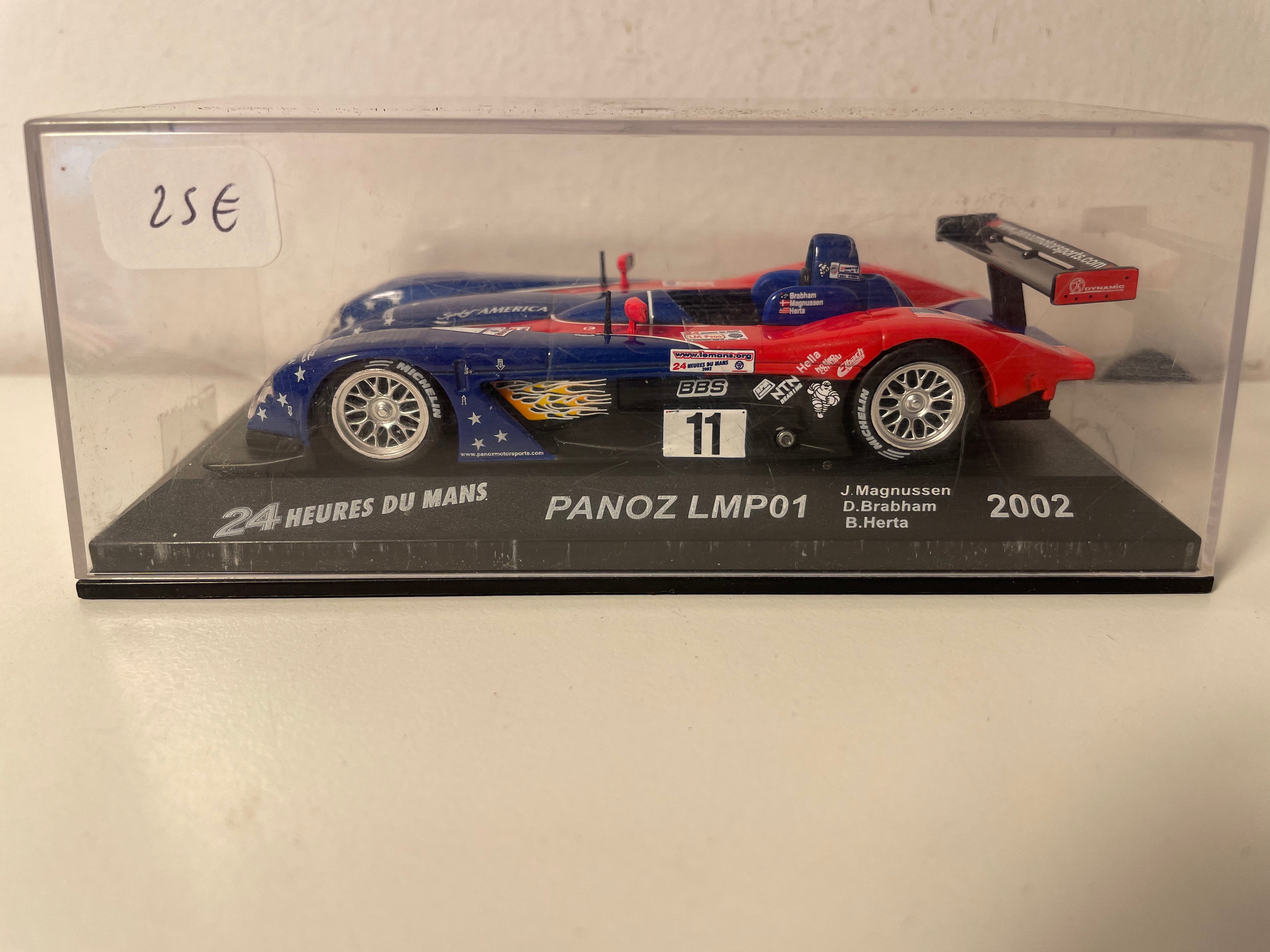 Panoz LMP01 bleue et rouge numéro 11 - 24 heures du Mans de 2002