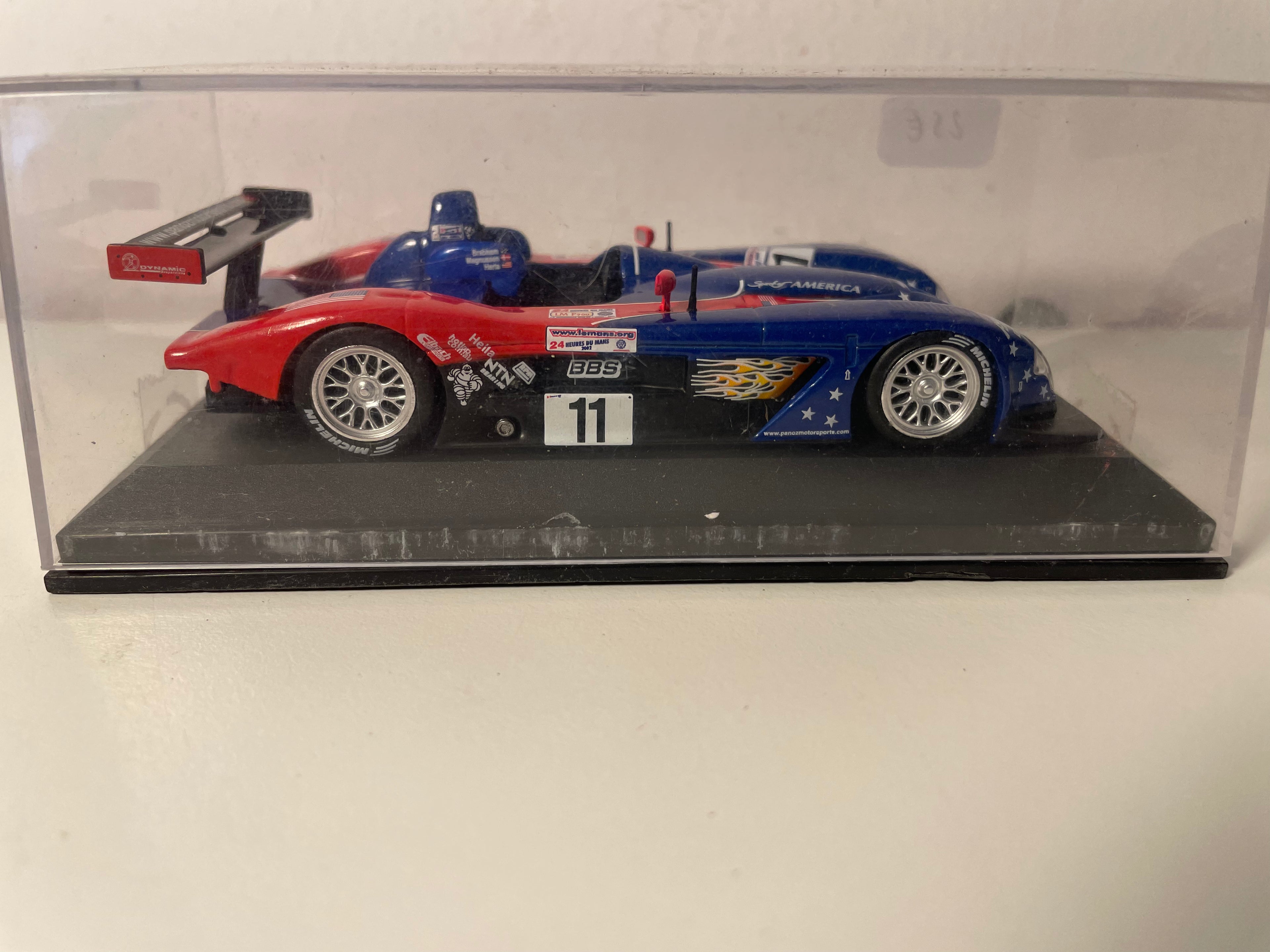 Panoz LMP01 bleue et rouge numéro 11 - 24 heures du Mans de 2002