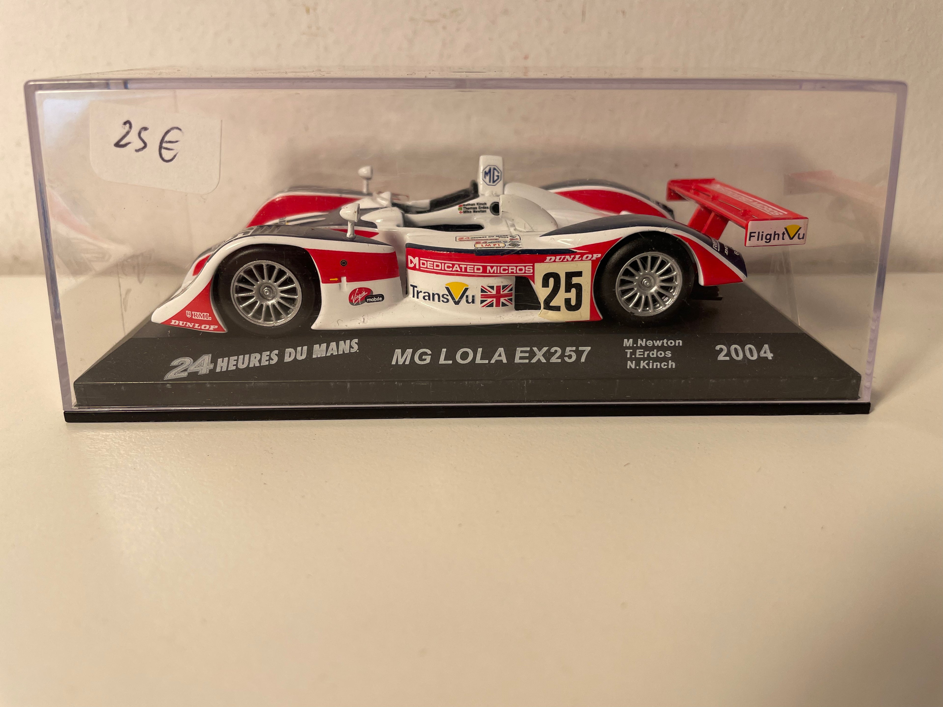 MG Lola EX257 wäiss, blo a rout Nummer 25 (24 Stonne vu Le Mans 2004)