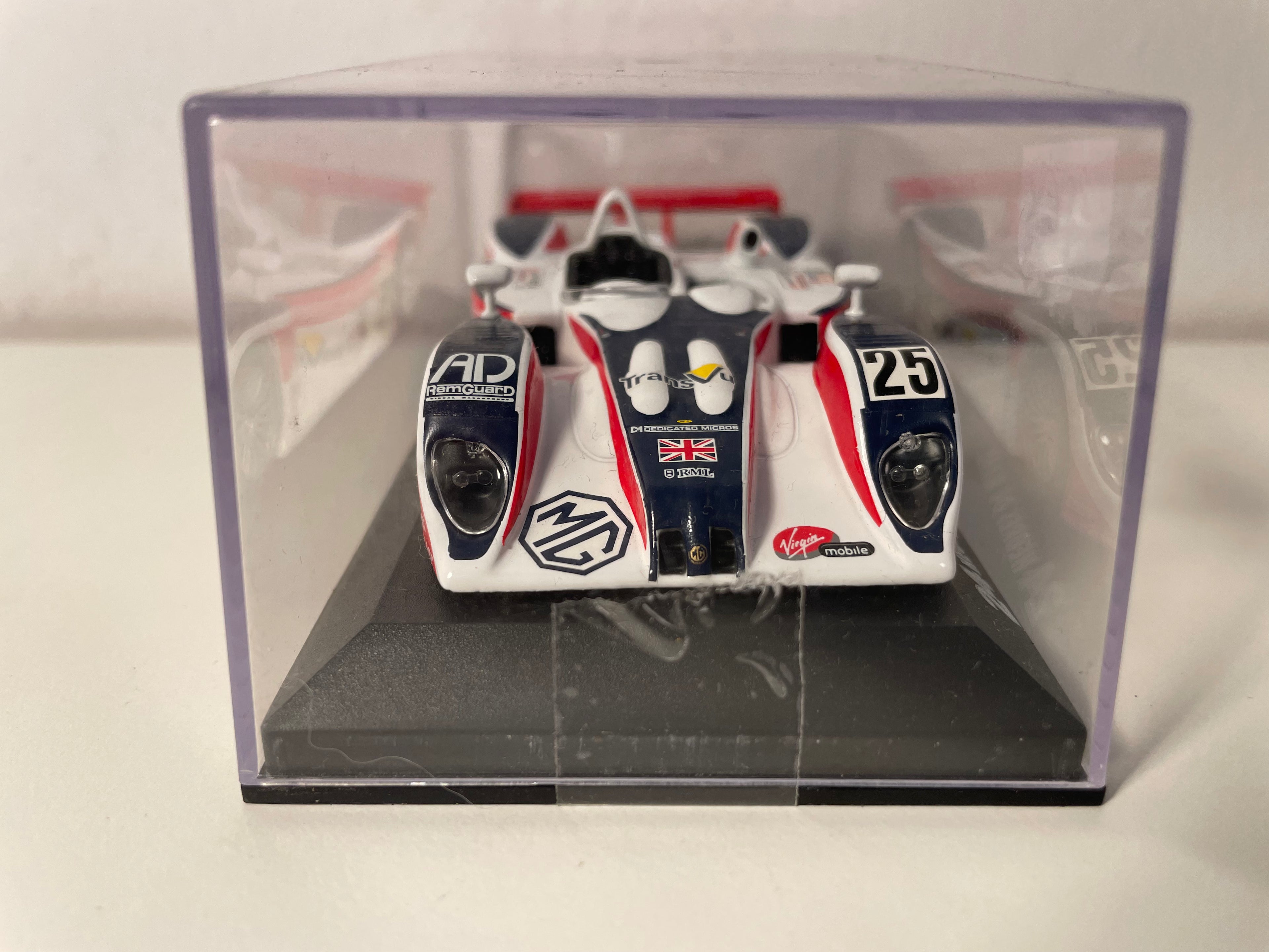 MG Lola EX257 wäiss, blo a rout Nummer 25 (24 Stonne vu Le Mans 2004)