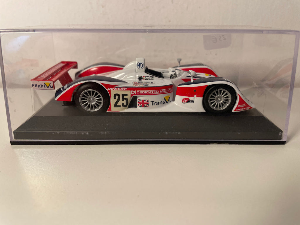 MG Lola EX257 blanche, bleue et rouge numéro 25 - 24 heures du Mans de 2004