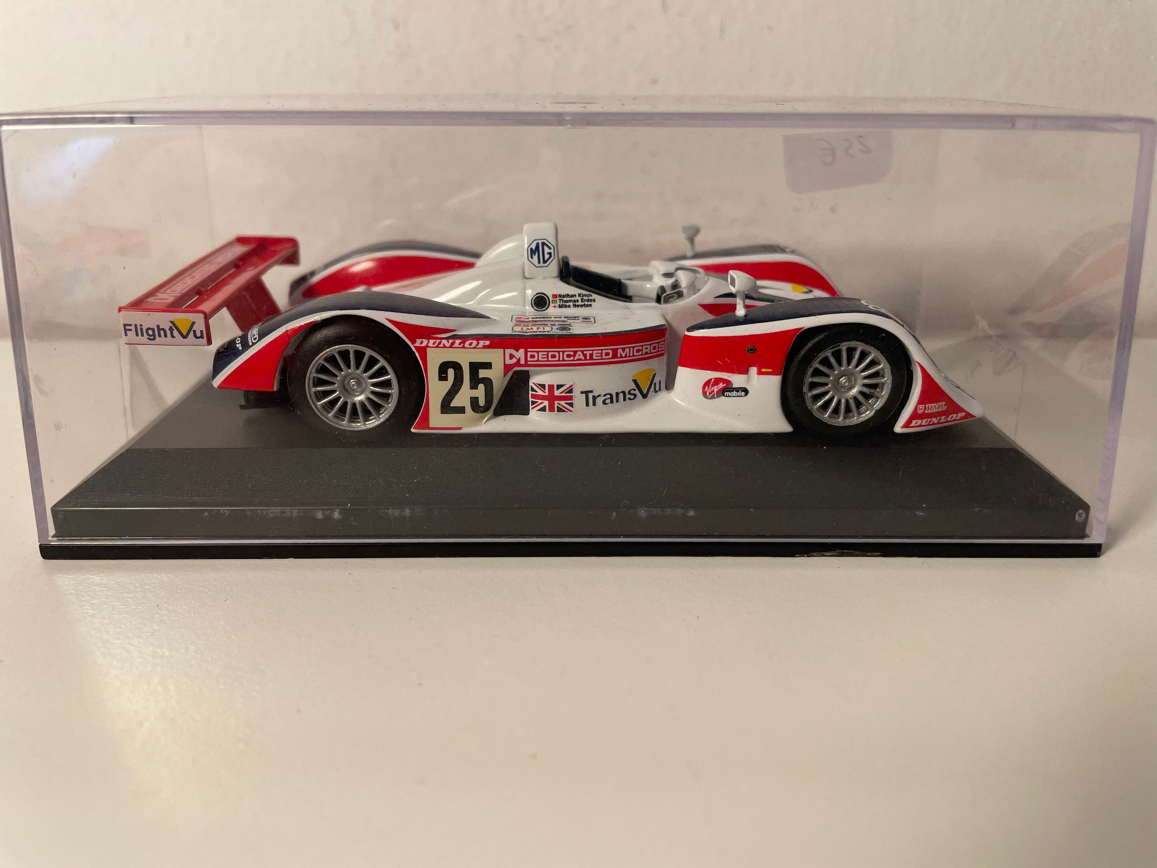 MG Lola EX257 wäiss, blo a rout Nummer 25 (24 Stonne vu Le Mans 2004)