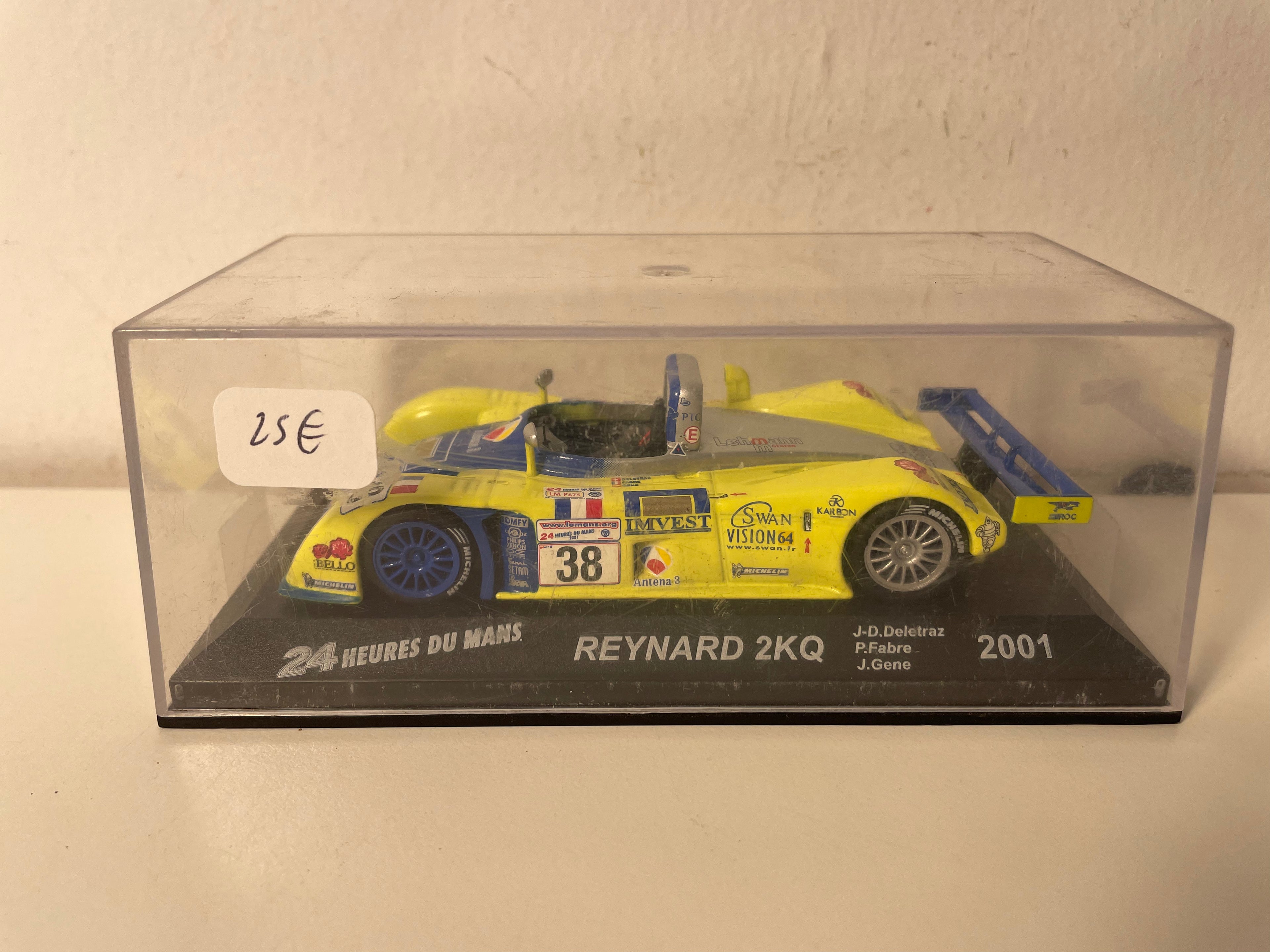 Reynard 2KQ jaune et bleue numéro 38 - 24 heures du Mans de 2001