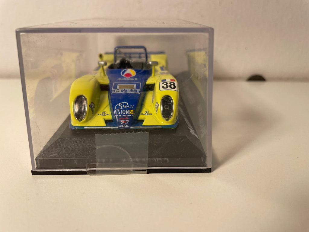Reynard 2KQ giallo e blu numero 38 (24 Ore di Le Mans 2001)