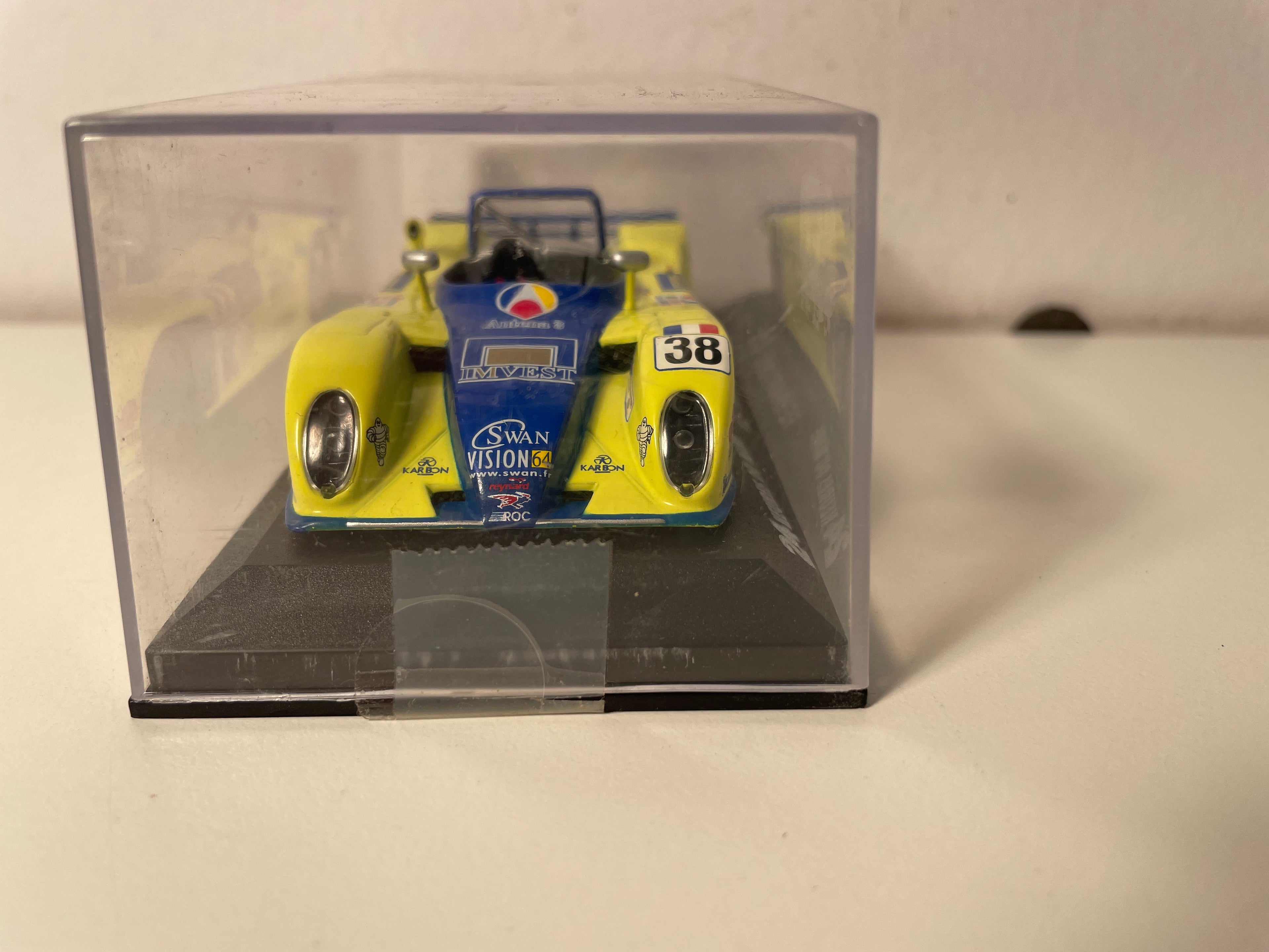 Reynard 2KQ jaune et bleue numéro 38 - 24 heures du Mans de 2001
