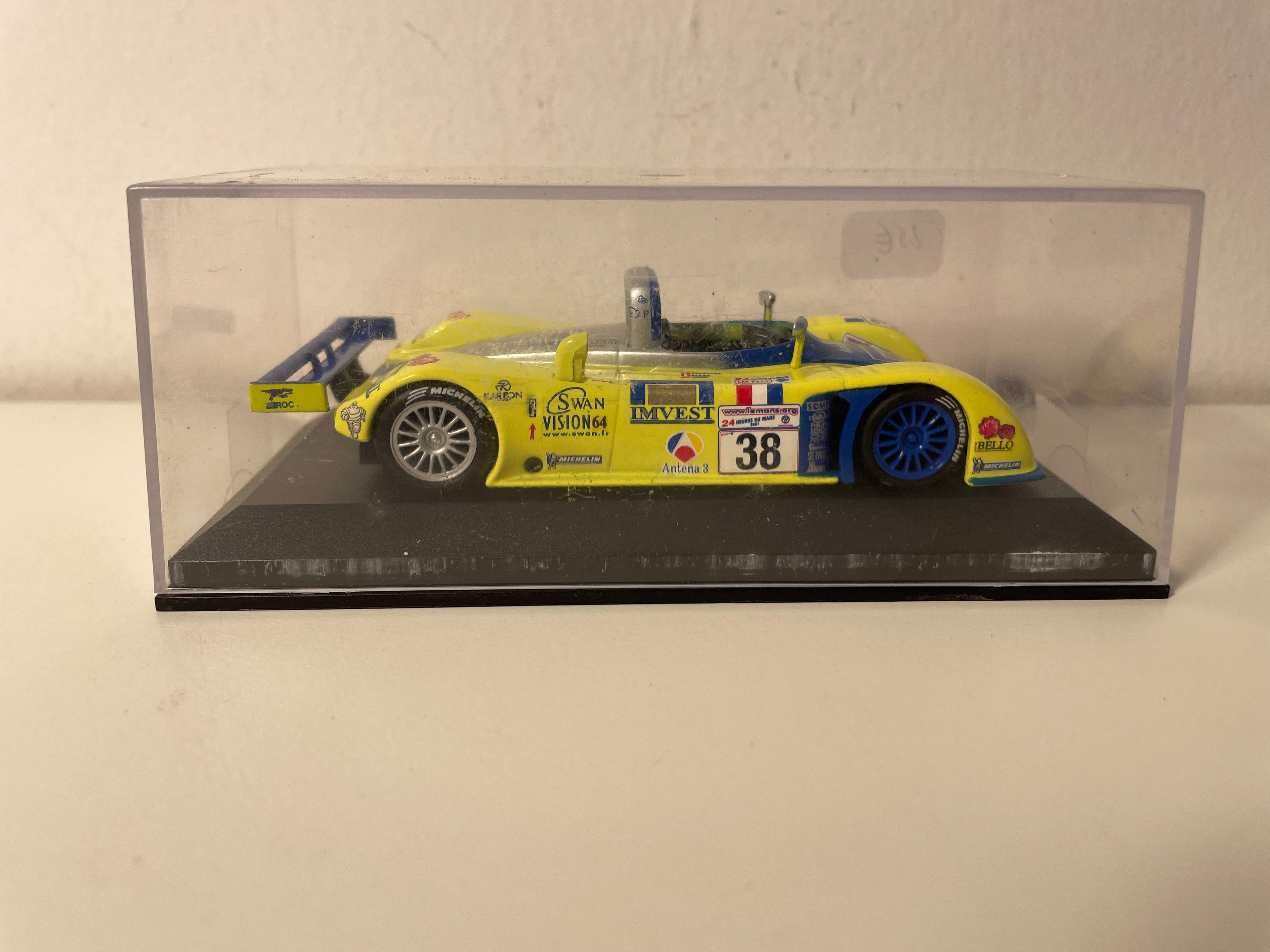 Reynard 2KQ jaune et bleue numéro 38 - 24 heures du Mans de 2001