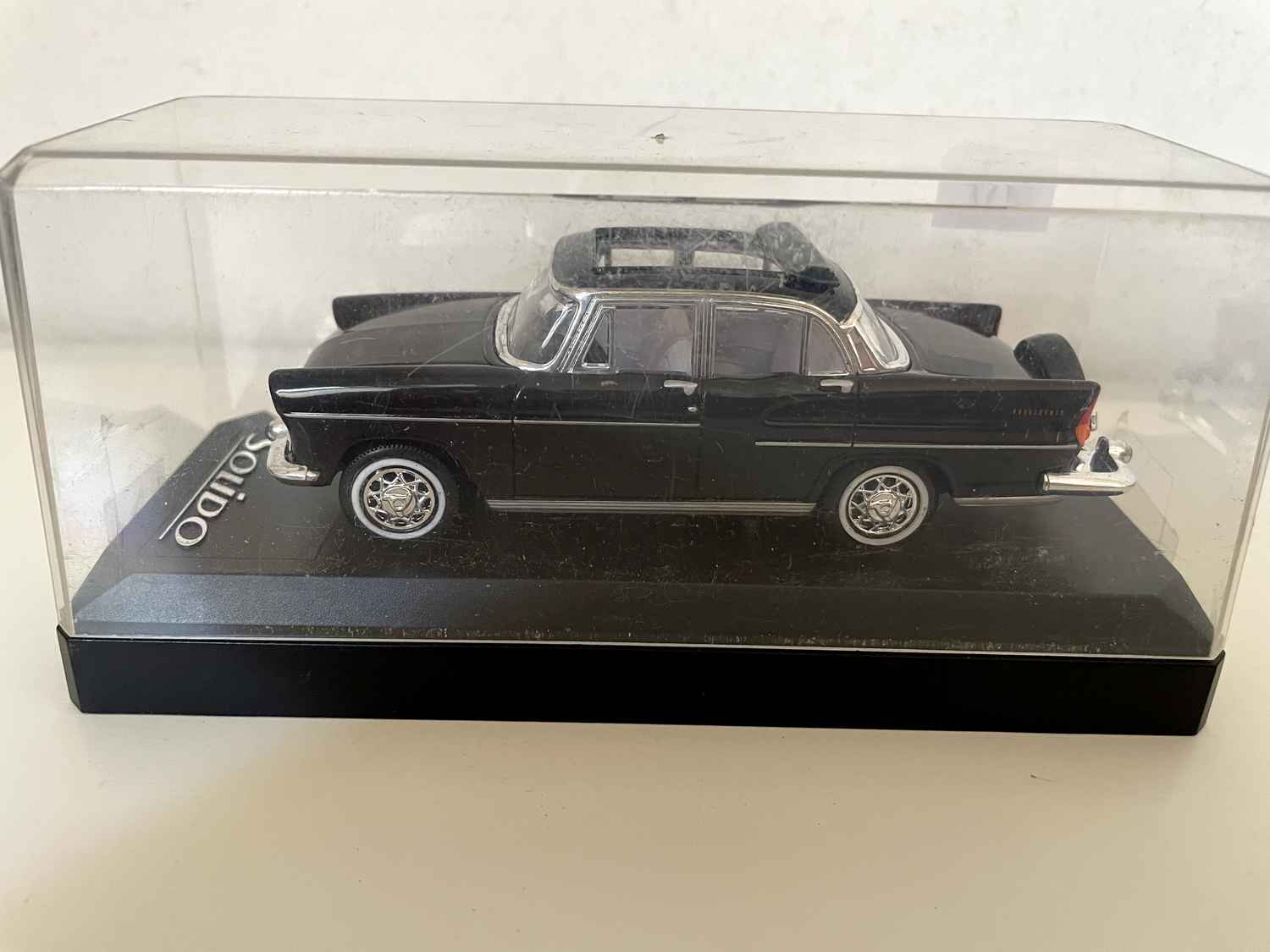 Black Simca Chambord Présidence from 1958 (Solido reference 4570)