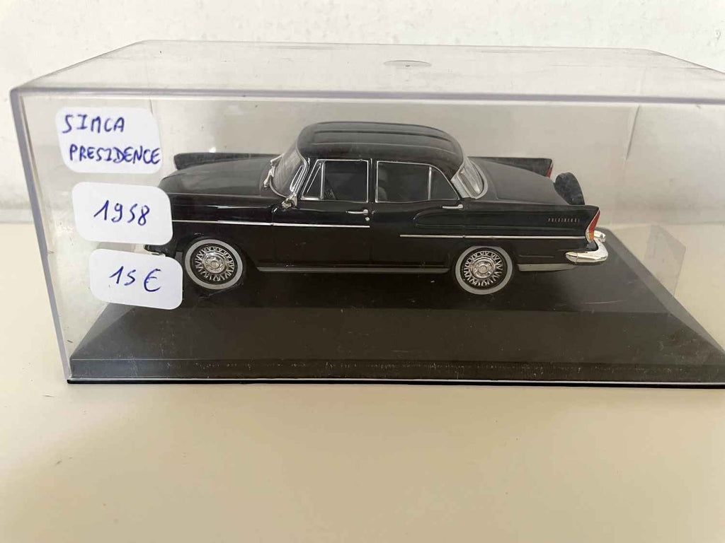 Schwaarz Simca Présidence vun 1958 (Auto an eng Basis bäigefüügt)