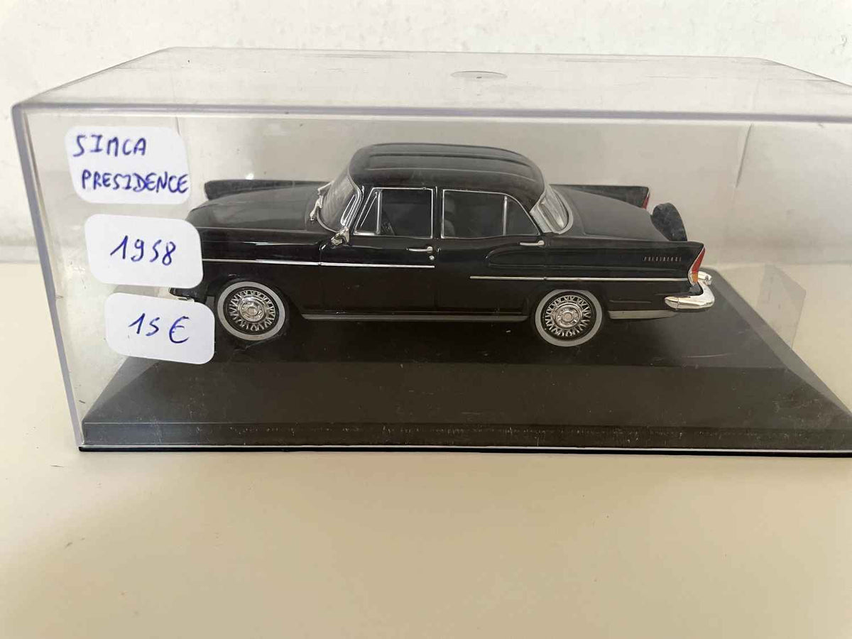 Schwaarz Simca Présidence vun 1958 (Auto an eng Basis bäigefüügt)