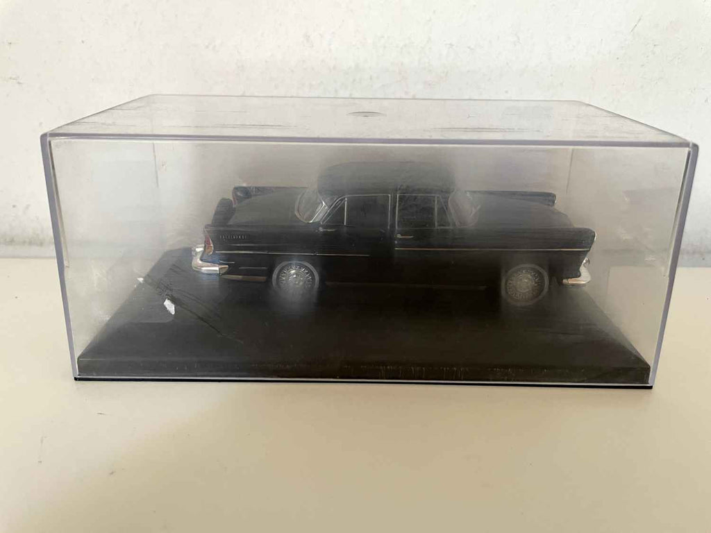 Schwaarz Simca Présidence vun 1958 (Auto an eng Basis bäigefüügt)