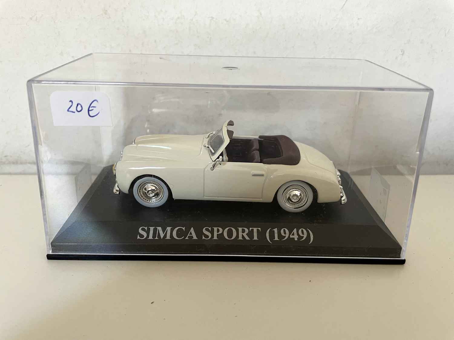 SIMCA Sport en color blanco roto de 1949