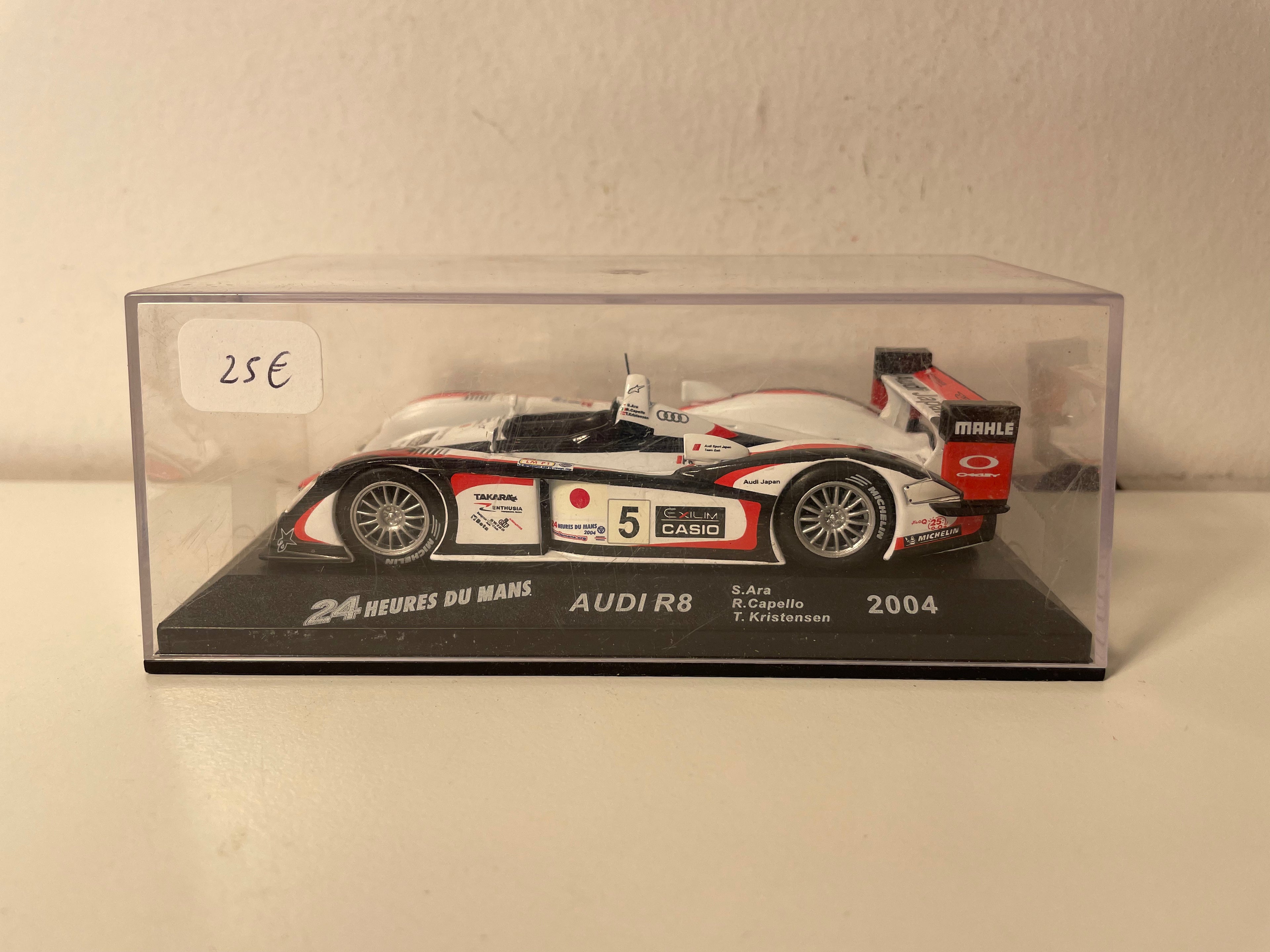 Audi R8 blanche, noire et rouge numéro 5 - 24 heures du Mans de 2004