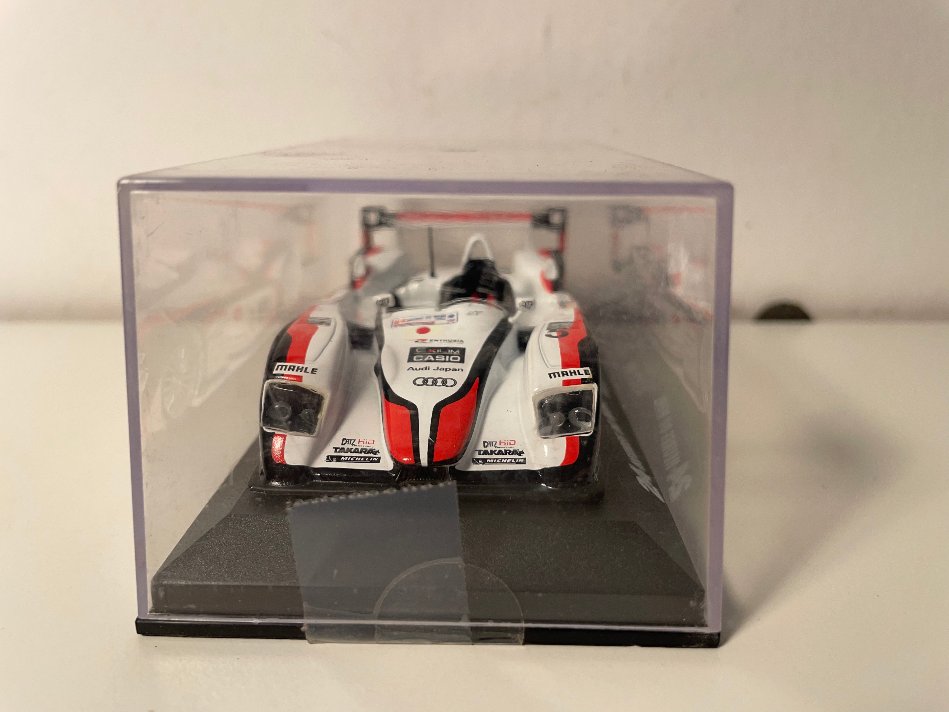 Audi R8 blanche, noire et rouge numéro 5 - 24 heures du Mans de 2004