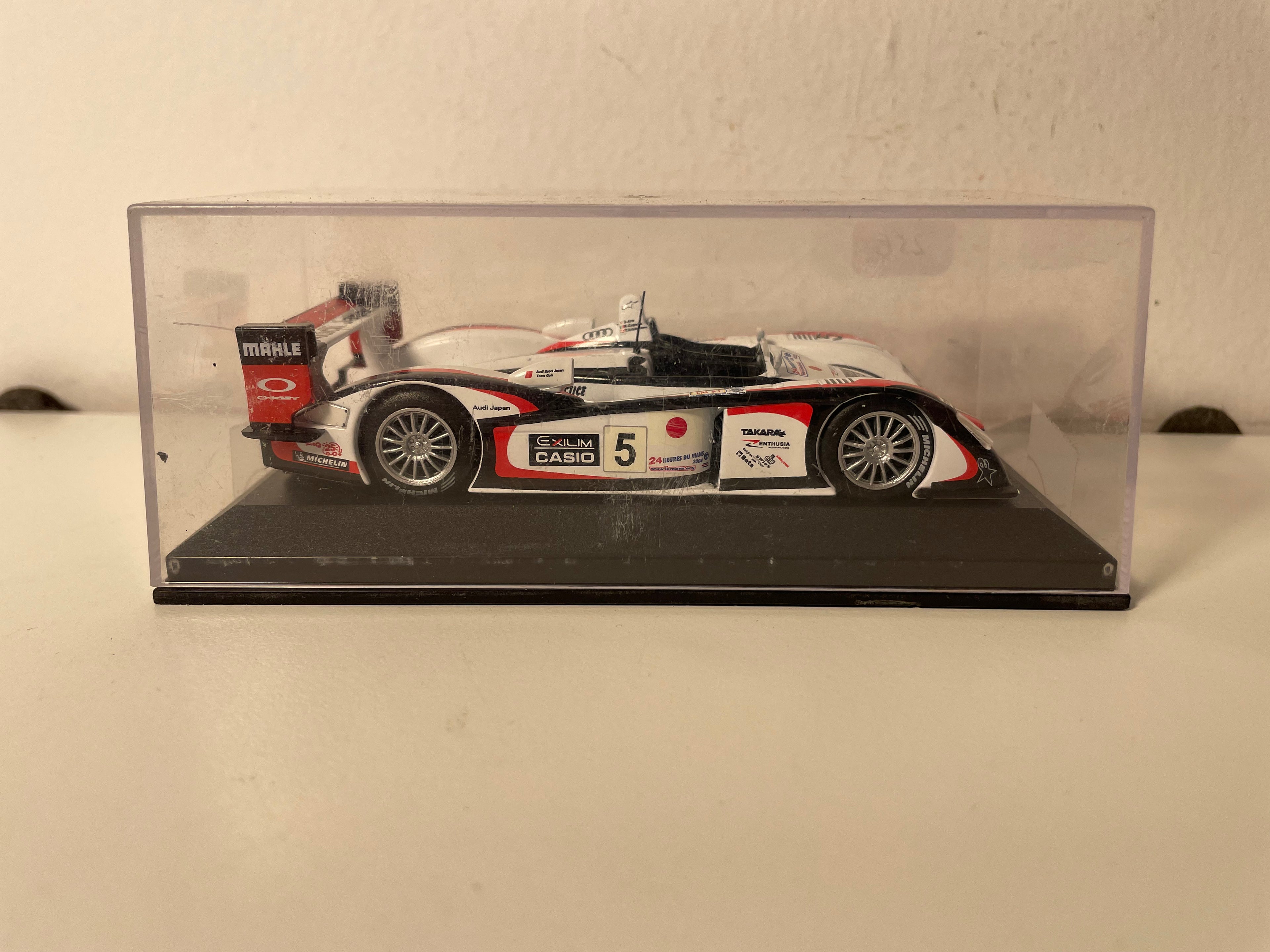 Audi R8 blanche, noire et rouge numéro 5 - 24 heures du Mans de 2004