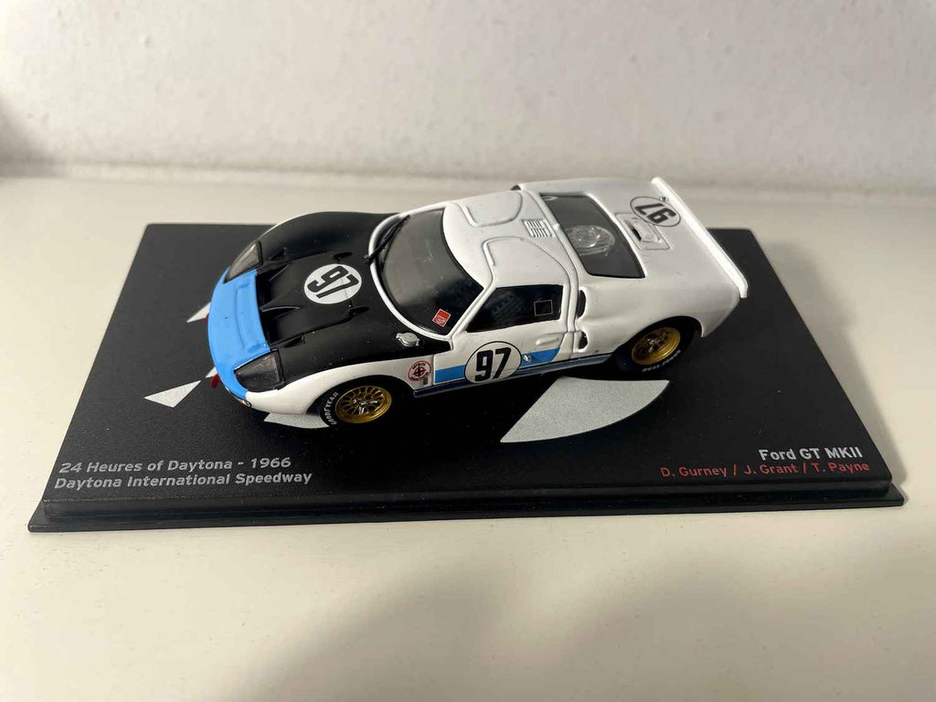 Ford GT MKII Weiß, Schwarz und Blau Nummer 97 - 24 Stunden von Daytona 1966 (Daytona International Speedway)