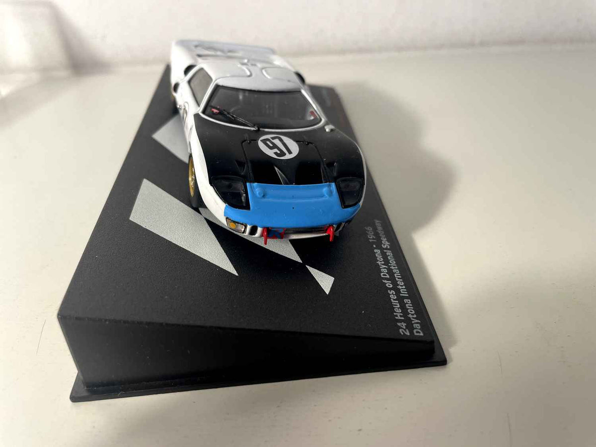 Ford GT MKII Weiß, Schwarz und Blau Nummer 97 - 24 Stunden von Daytona 1966 (Daytona International Speedway)