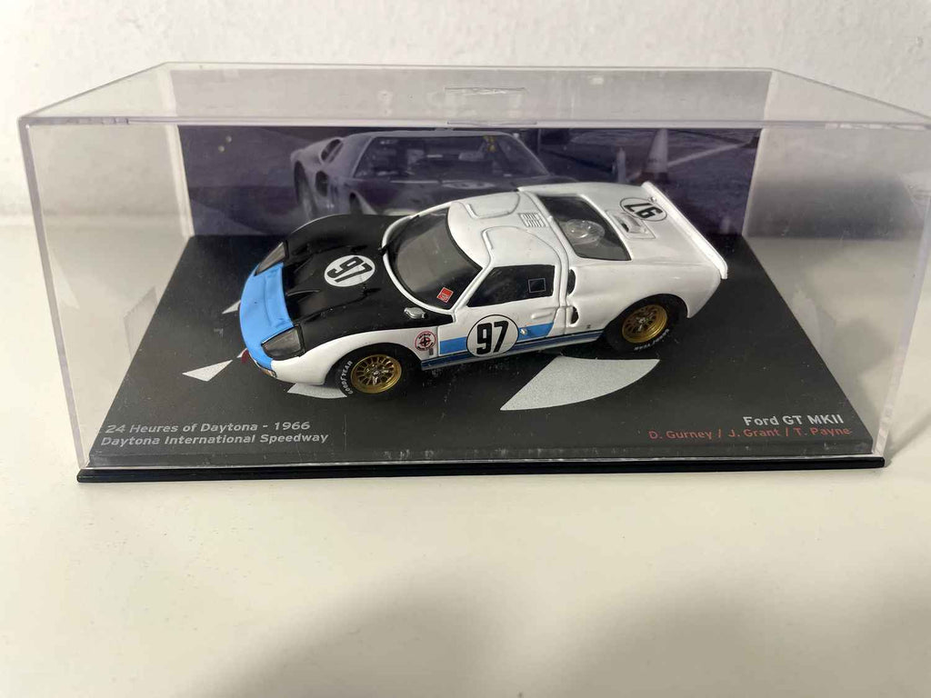 Ford GT MKII Weiß, Schwarz und Blau Nummer 97 - 24 Stunden von Daytona 1966 (Daytona International Speedway)