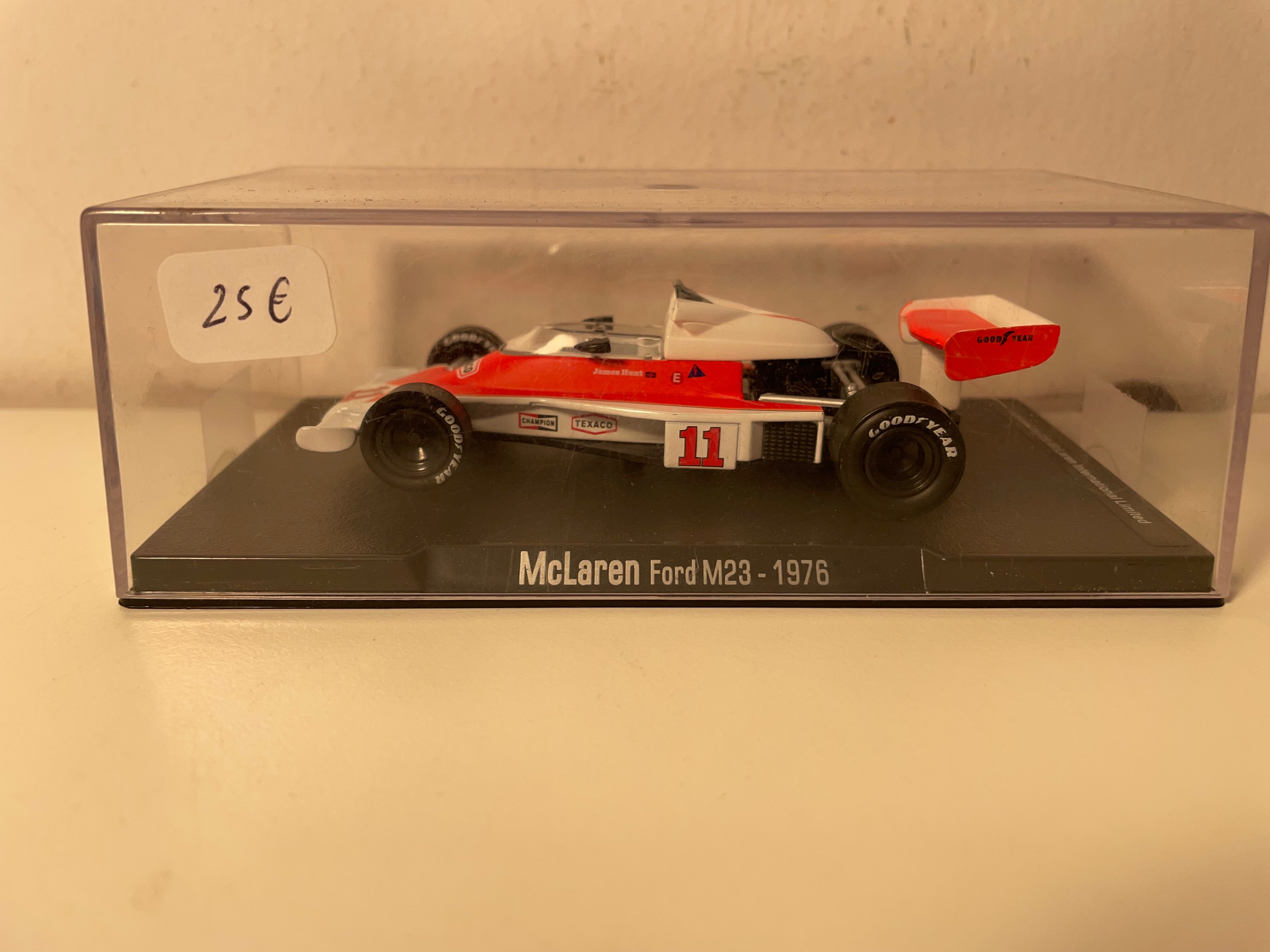 McLaren Ford M23 orange et blanche numéro 11 de 1976 - Formule 1