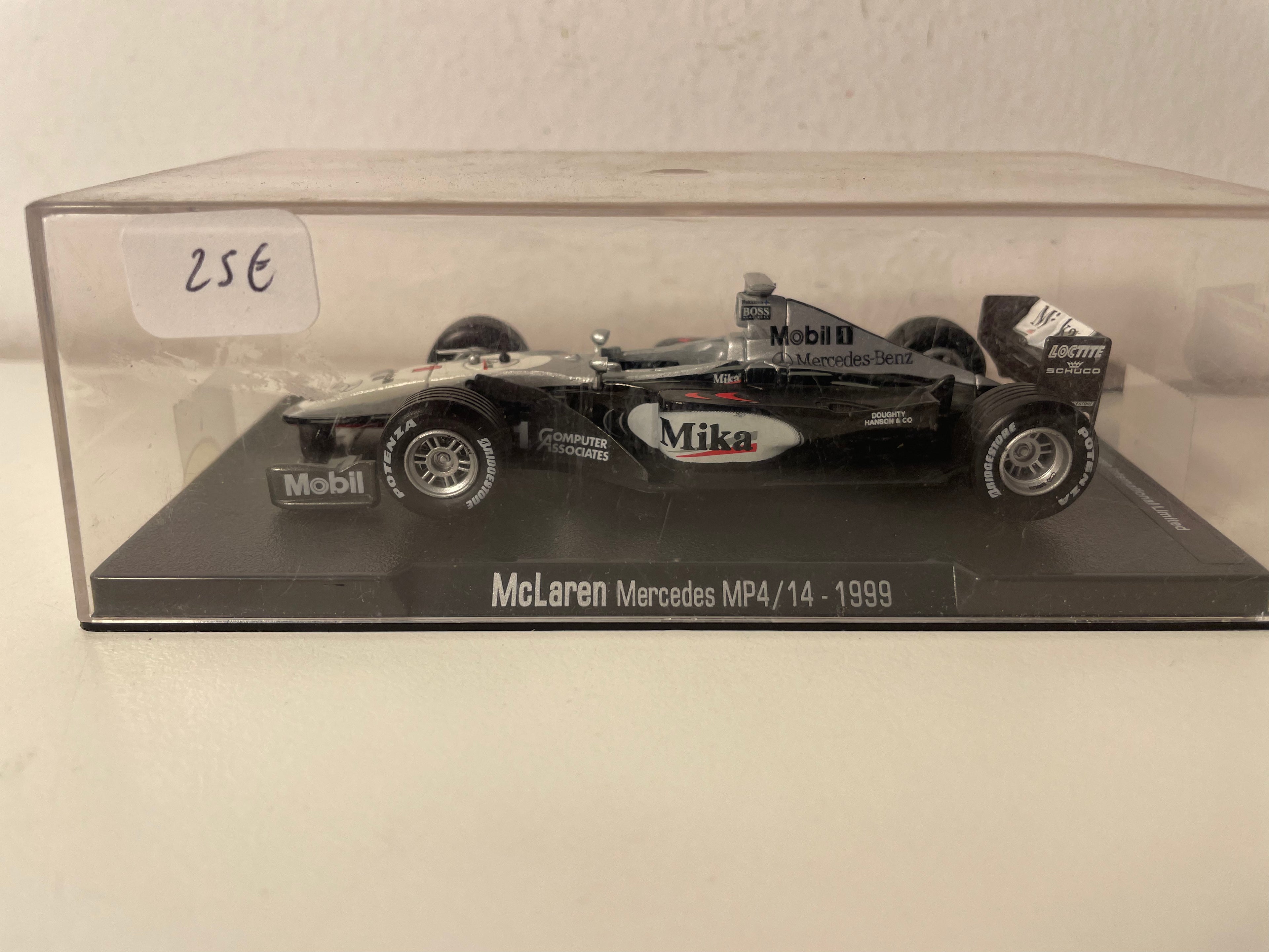 McLaren Mercedes MP4/14 noire, grise et blanche numéro 1 de 1999 - Formule 1