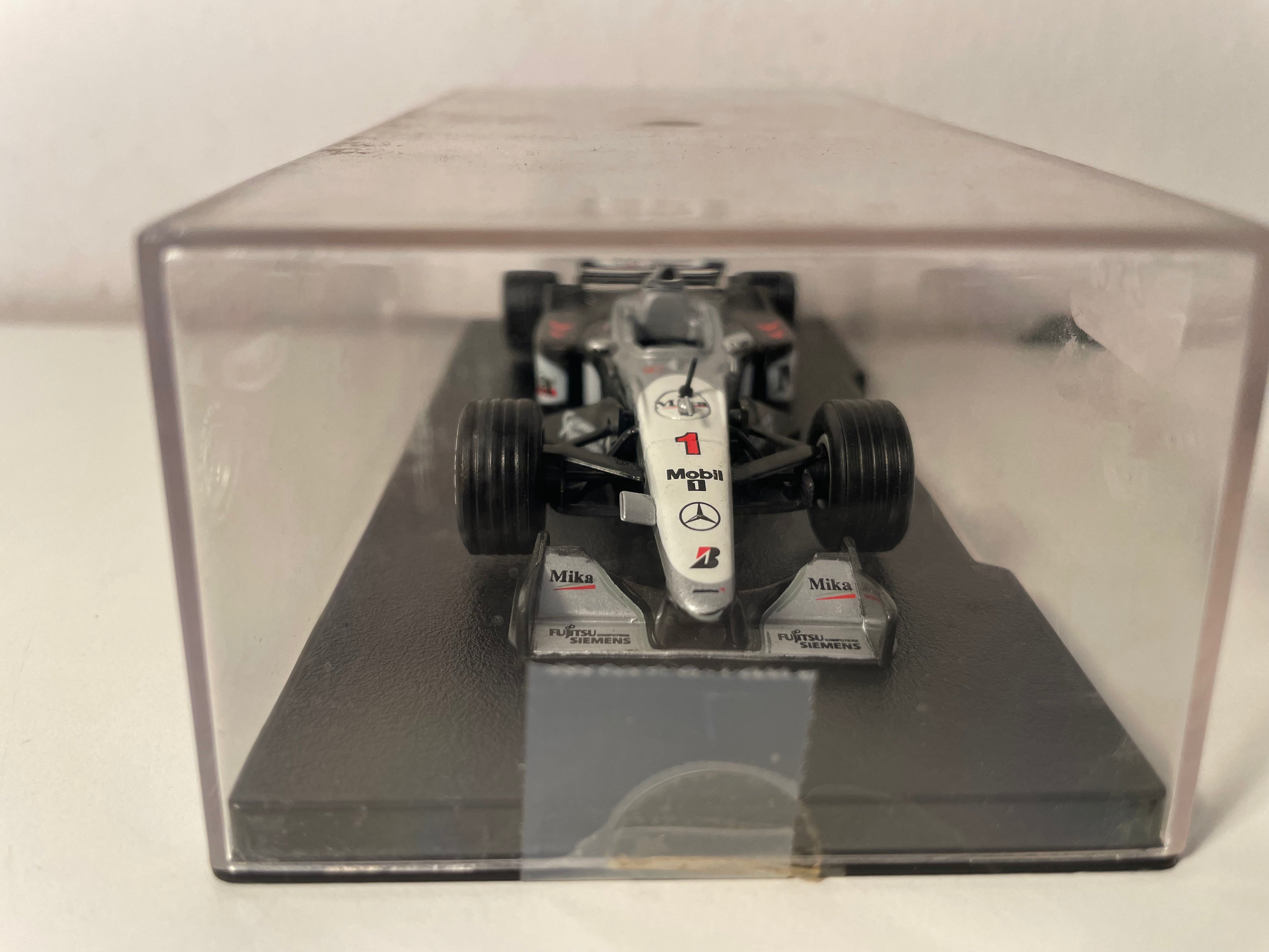 McLaren Mercedes MP4/14 noire, grise et blanche numéro 1 de 1999 - Formule 1