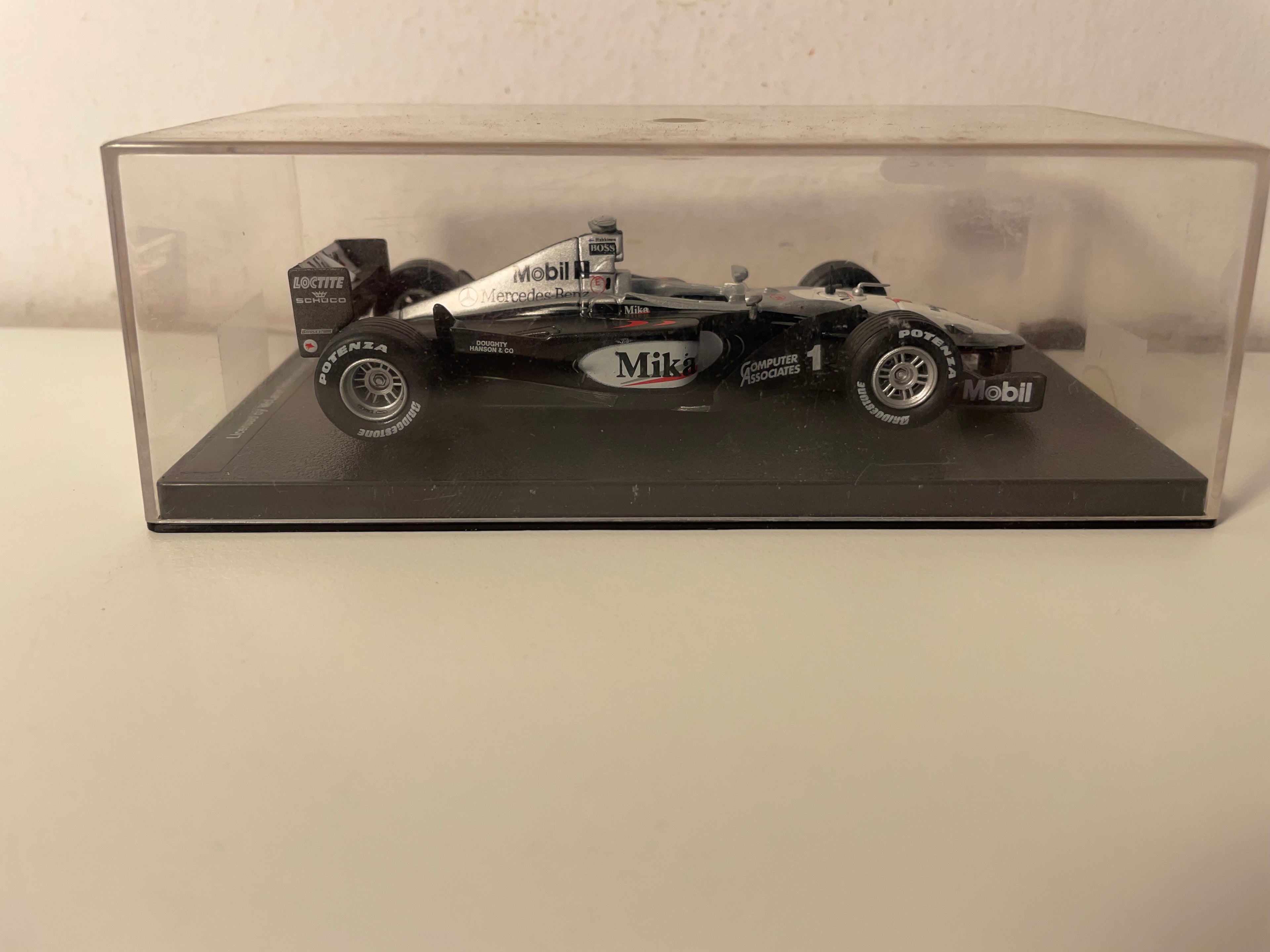 McLaren Mercedes MP4/14 noire, grise et blanche numéro 1 de 1999 - Formule 1