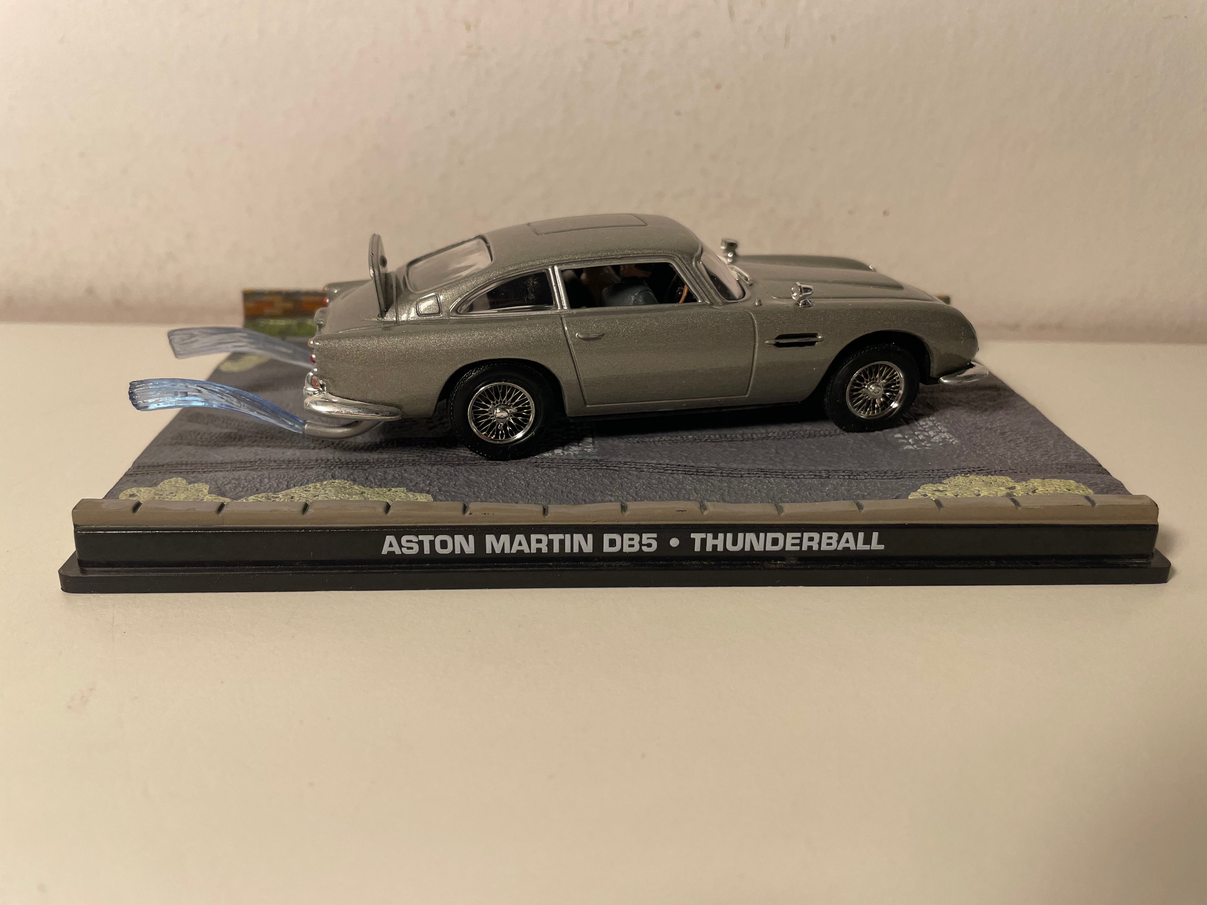 Aston Martin DB5 grau - JAMES BOND - OPERATION TONNERRE (Thunderball) - MÄNSCHT ENG RETRO
