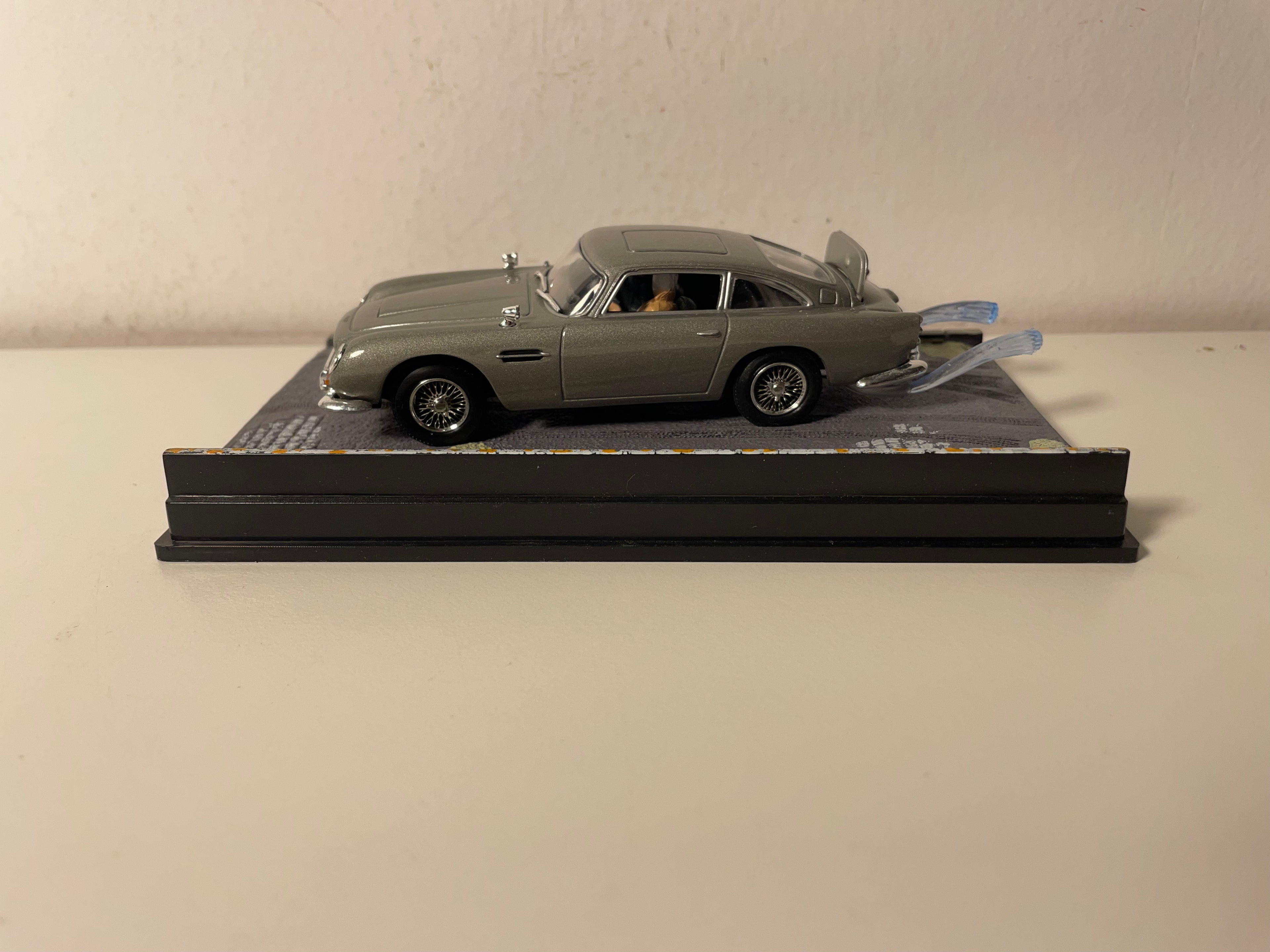 Aston Martin DB5 grau - JAMES BOND - OPERATION TONNERRE (Thunderball) - MÄNSCHT ENG RETRO