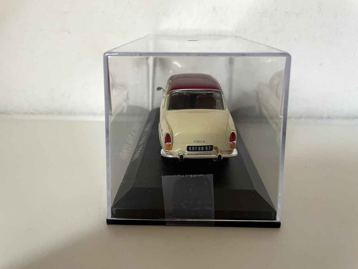 Simca P60 beige con techo burdeos de 1960