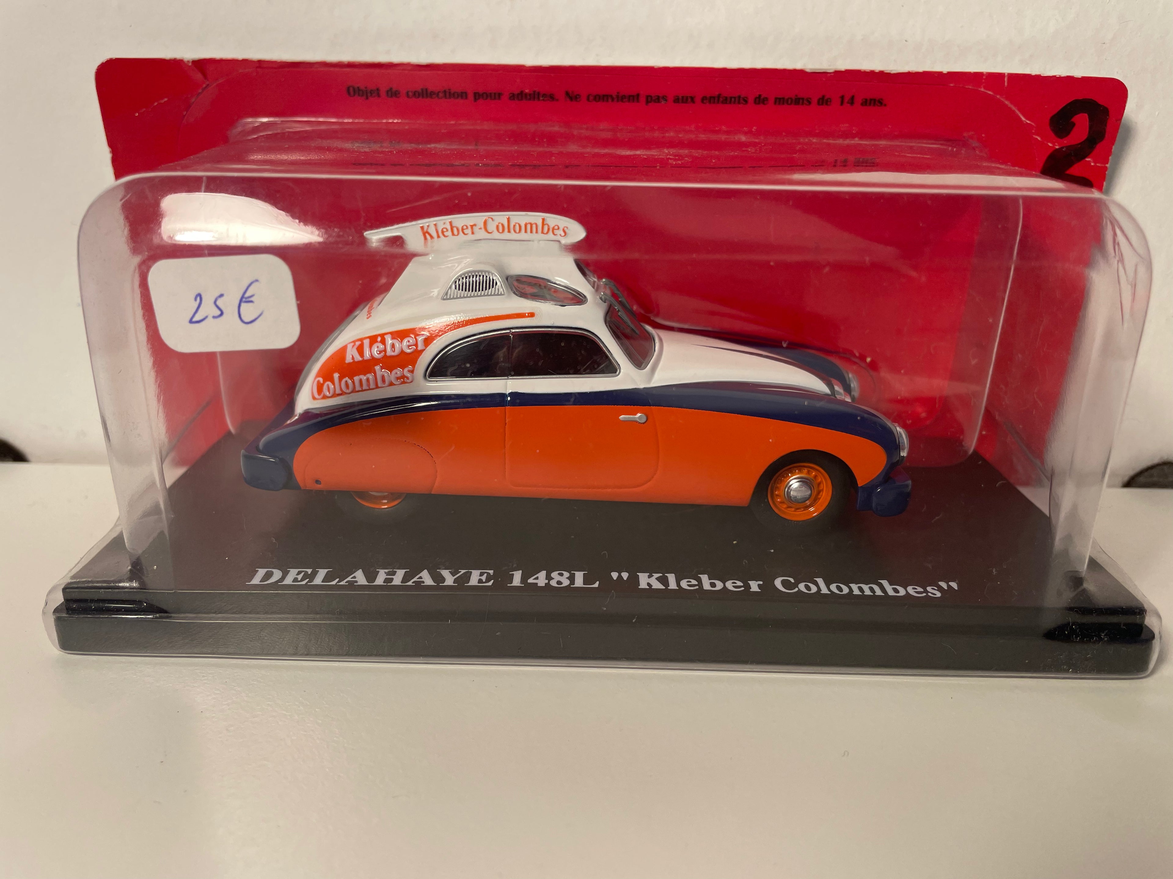 Delahaye 148L orange, blo a wäiss "Kléber Colombes" - Reklamefahrzeug vum Tour de France