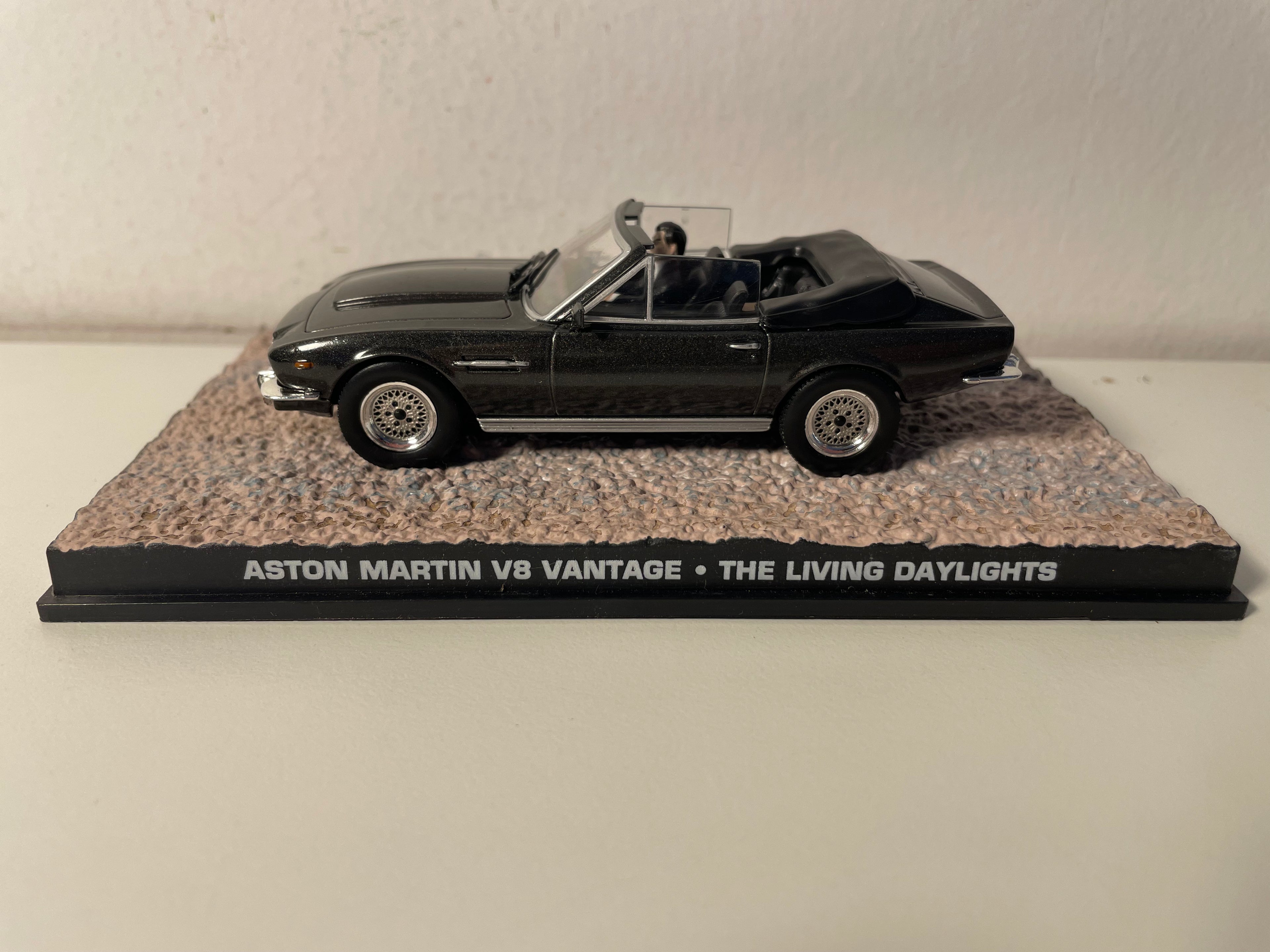 Aston Martin V8 Vantage cabriolet noire - JAMES BOND - TUER N'EST PAS JOUER (The living daylichts)
