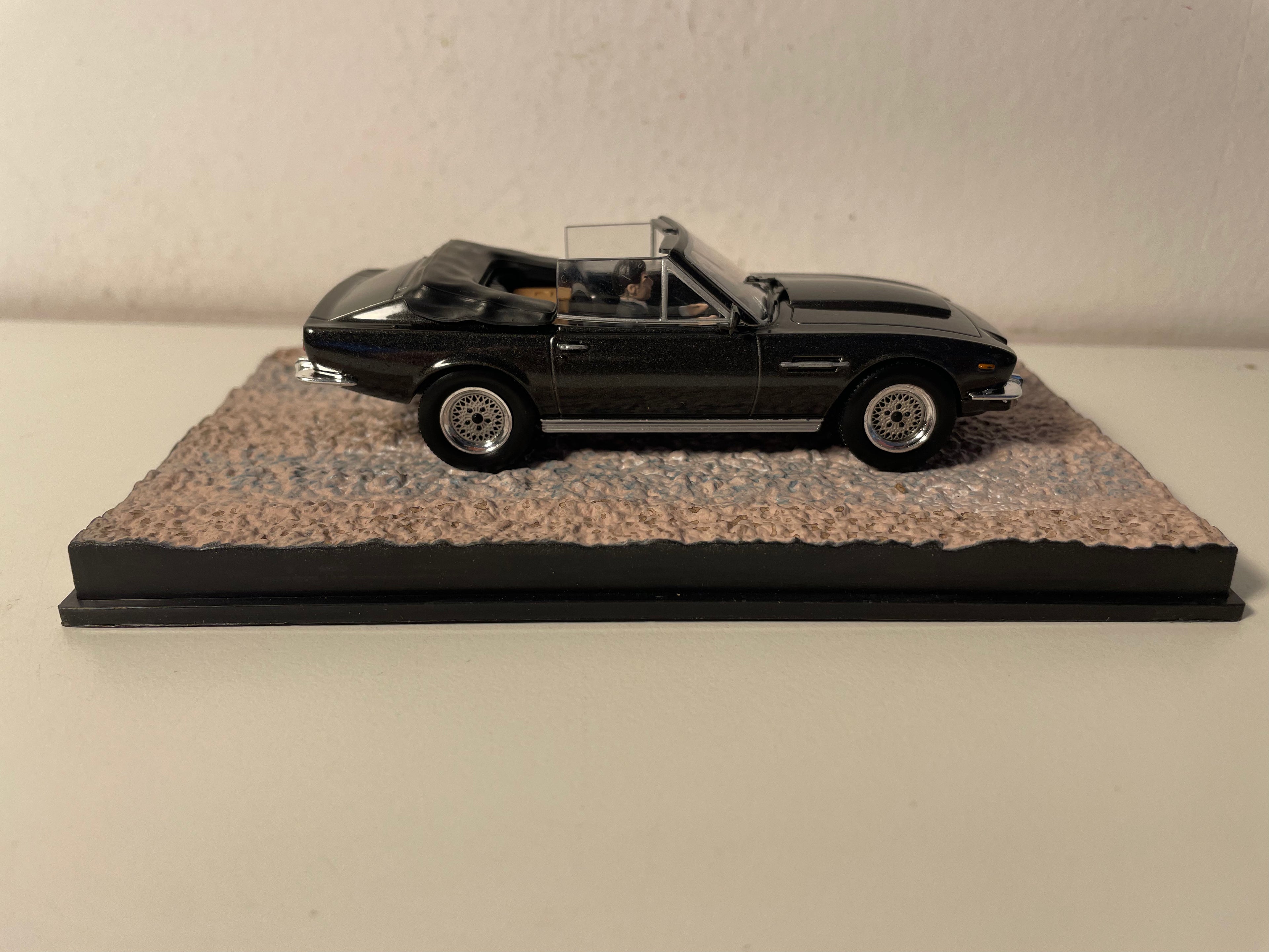Aston Martin V8 Vantage cabriolet noire - JAMES BOND - TUER N'EST PAS JOUER (The living daylichts)