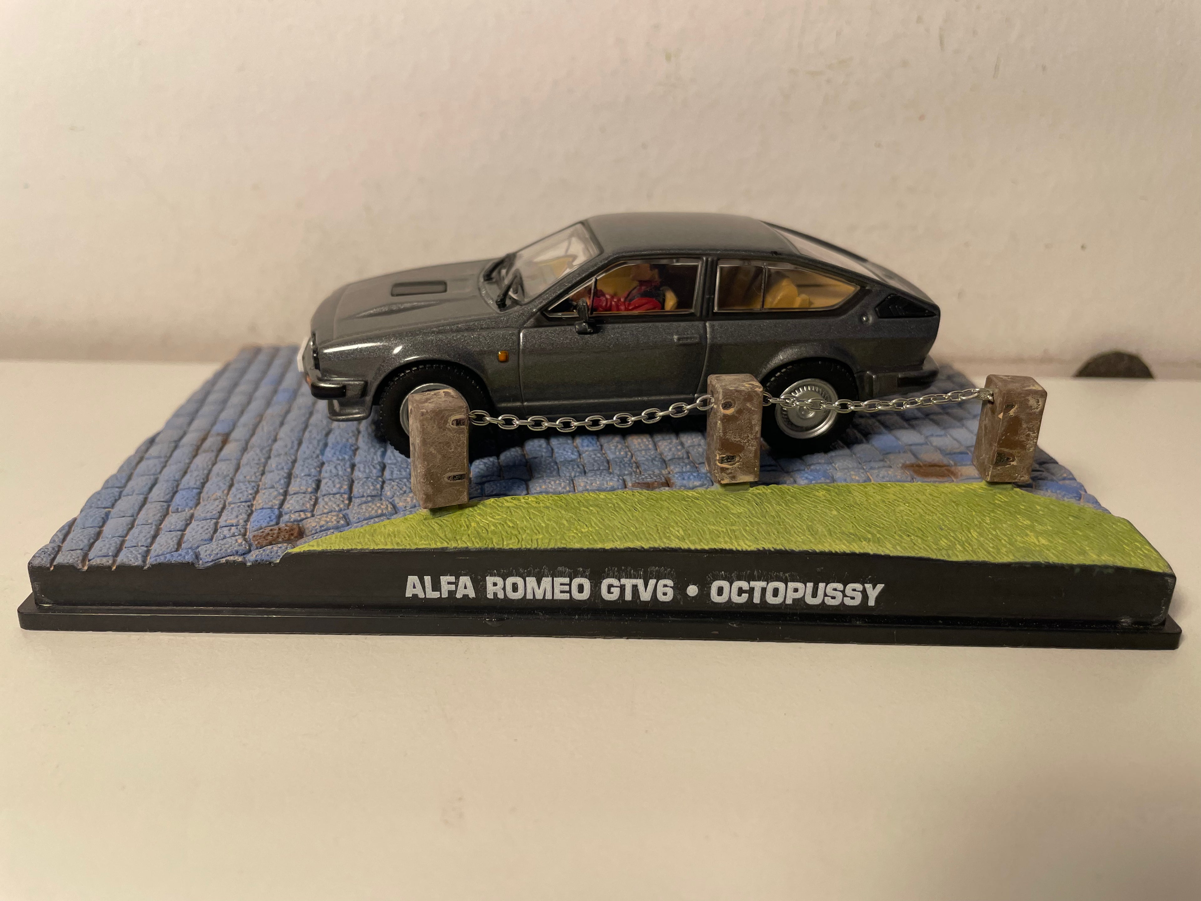 Alfa Roméo GTV6 grise - JAMES BOND - OCTOPUSSY