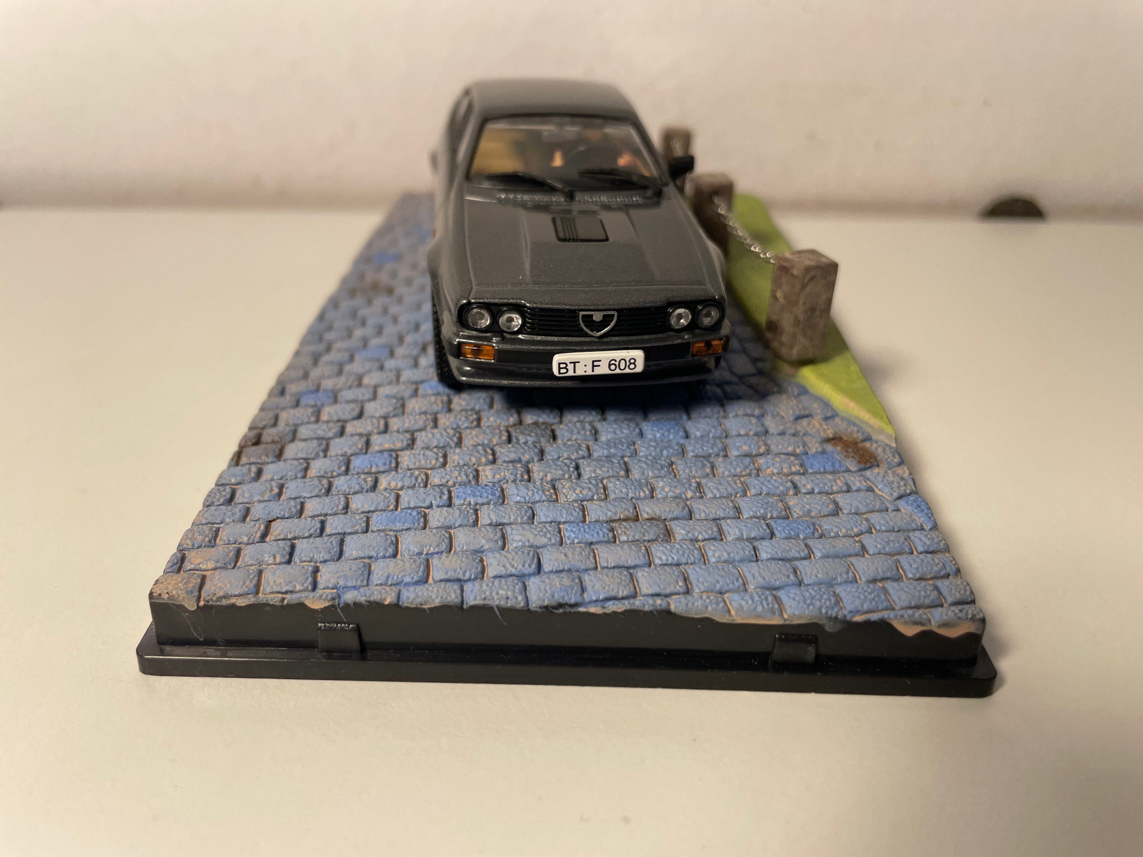 Alfa Roméo GTV6 grise - JAMES BOND - OCTOPUSSY