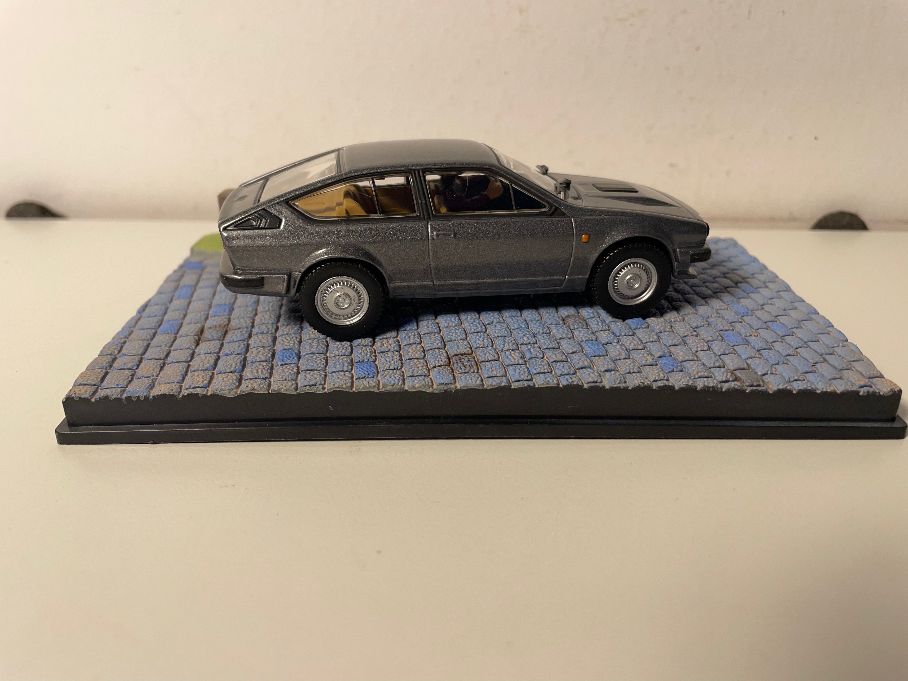 Alfa Roméo GTV6 grise - JAMES BOND - OCTOPUSSY