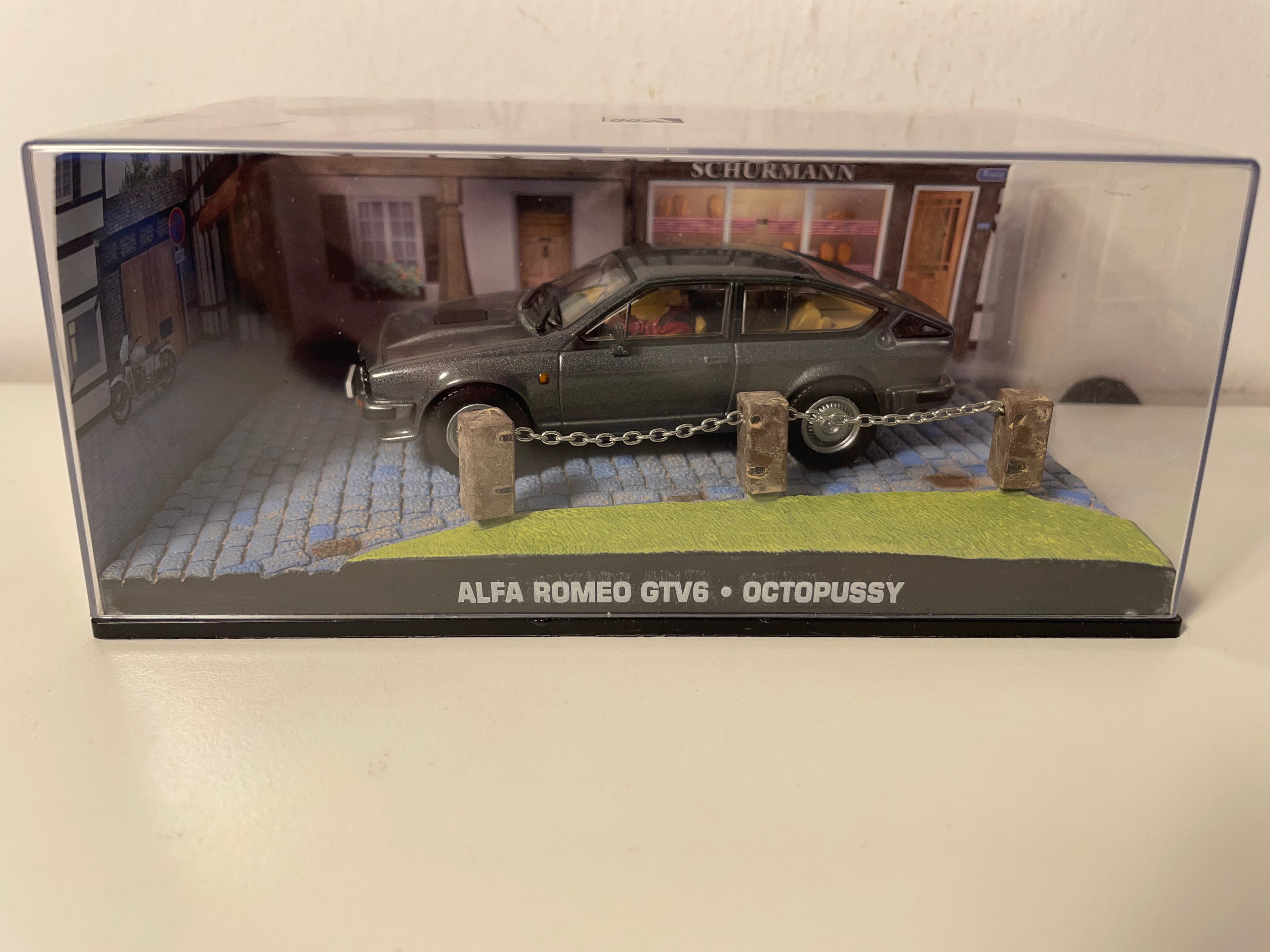 Alfa Roméo GTV6 grise - JAMES BOND - OCTOPUSSY