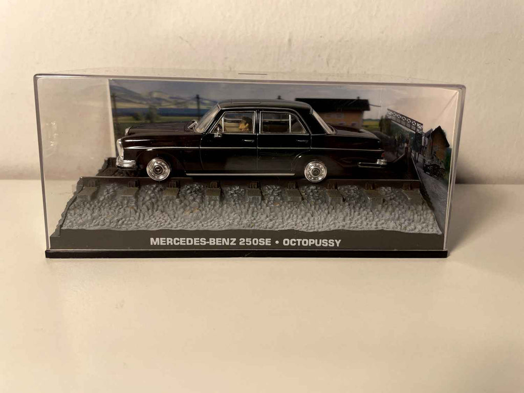 Mercedes-Benz 250SE noire - JAMES BOND - OCTOPUSSY