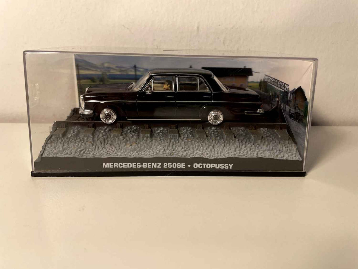 Mercedes-Benz 250SE noire - JAMES BOND - OCTOPUSSY