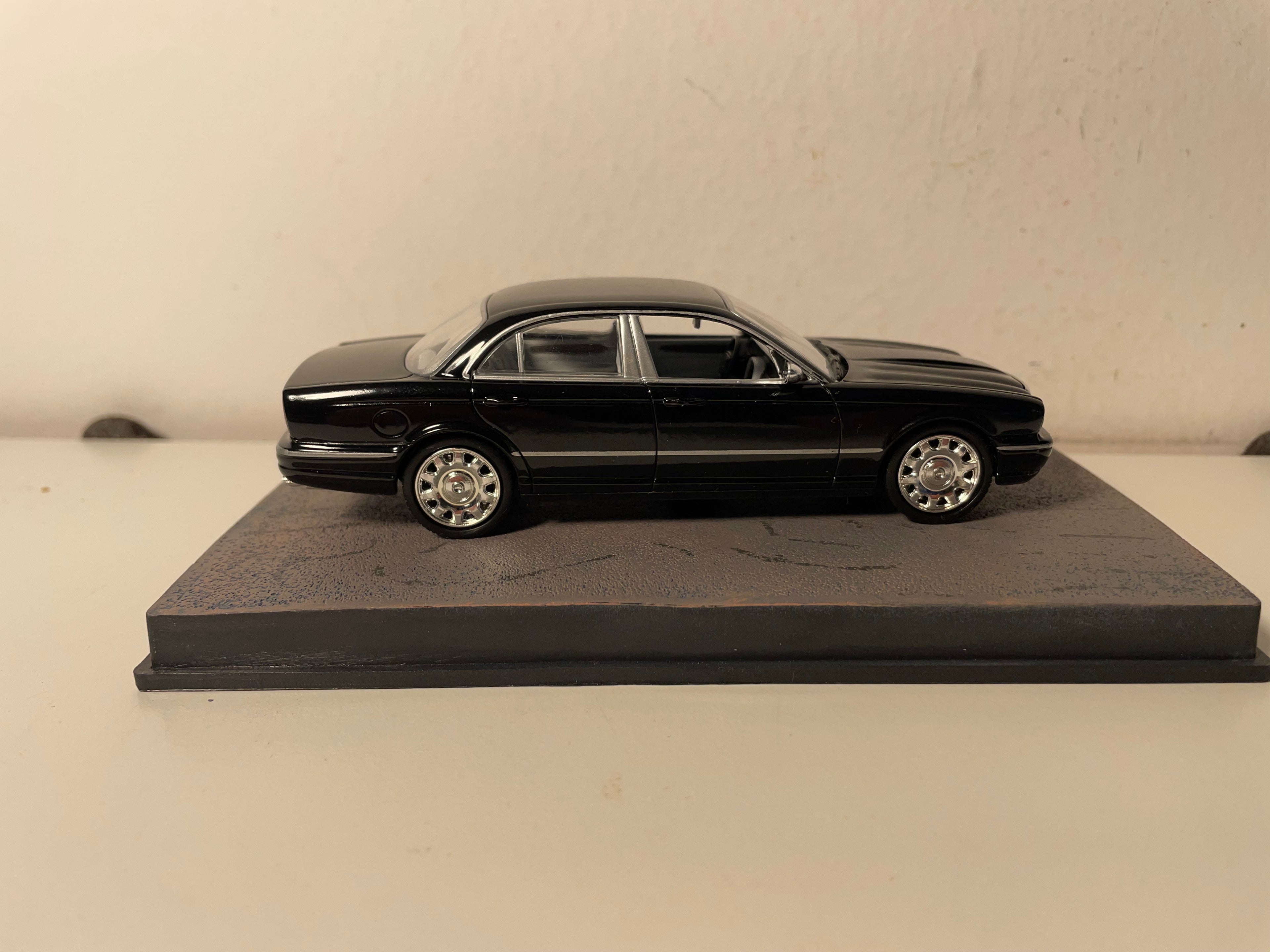 Daimler Super Eight Schwarz - JAMES BOND - QUANTUM OF SOLACE