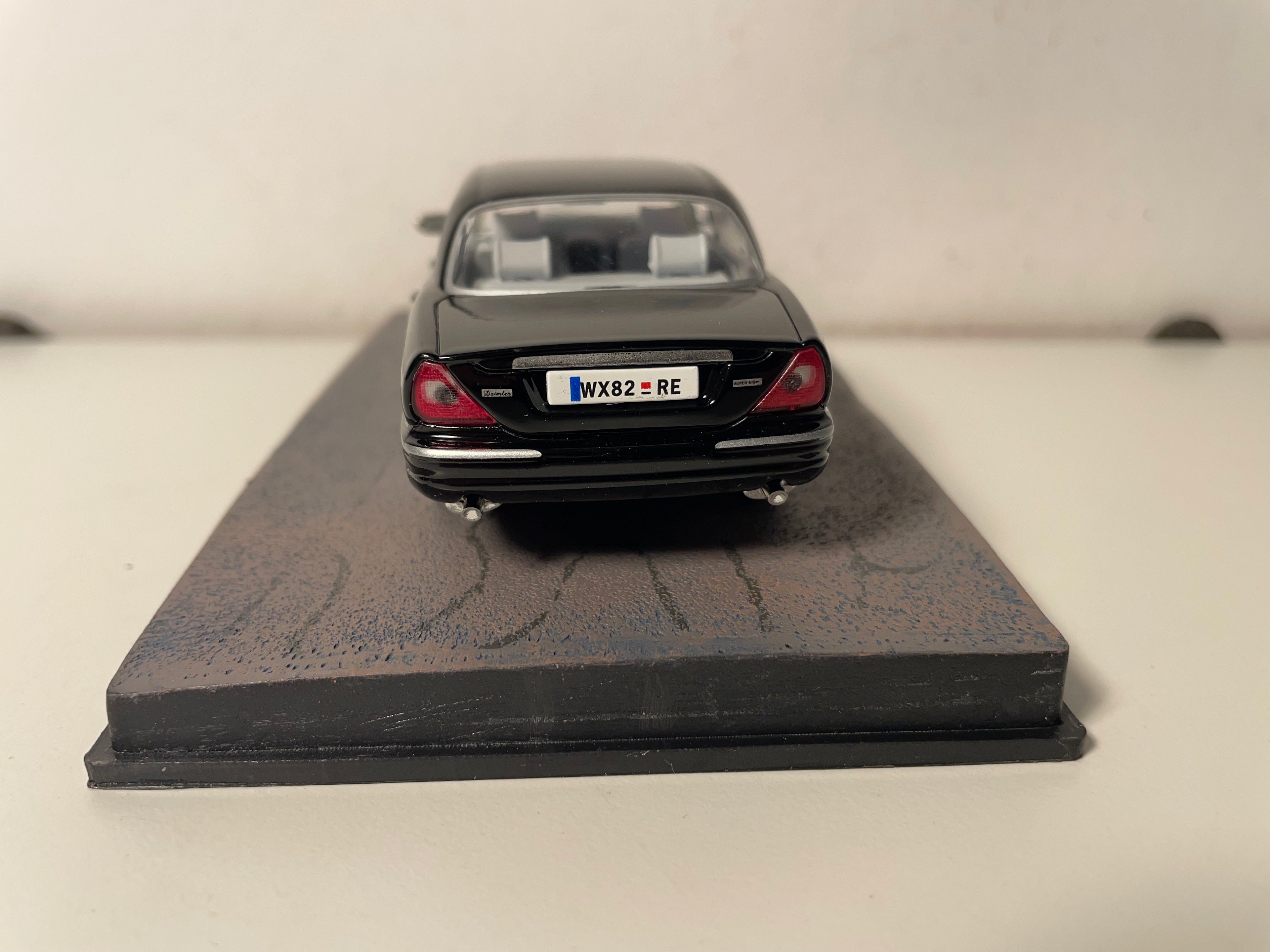 Daimler Super Eight Schwarz - JAMES BOND - QUANTUM OF SOLACE
