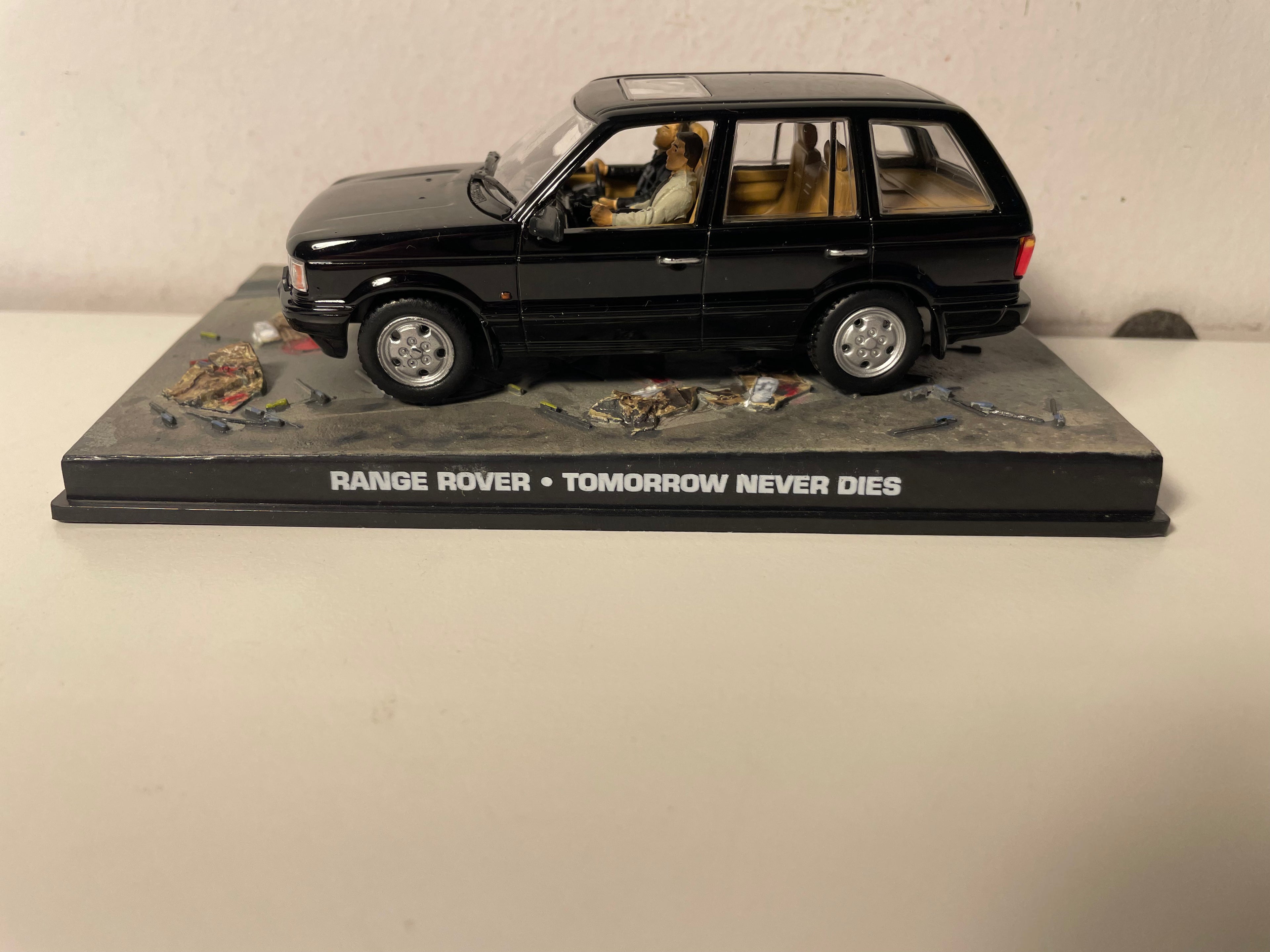 Range Rover nero - JAMES BOND - DOMANI NON MUORE MAI
