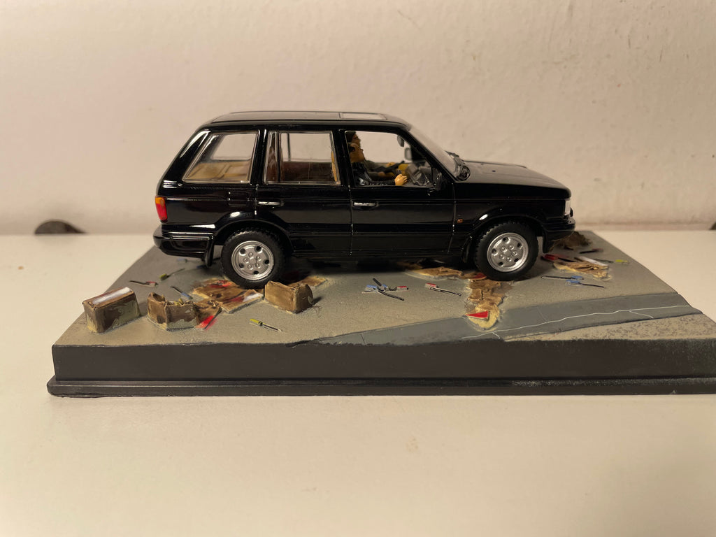 Range Rover nero - JAMES BOND - DOMANI NON MUORE MAI